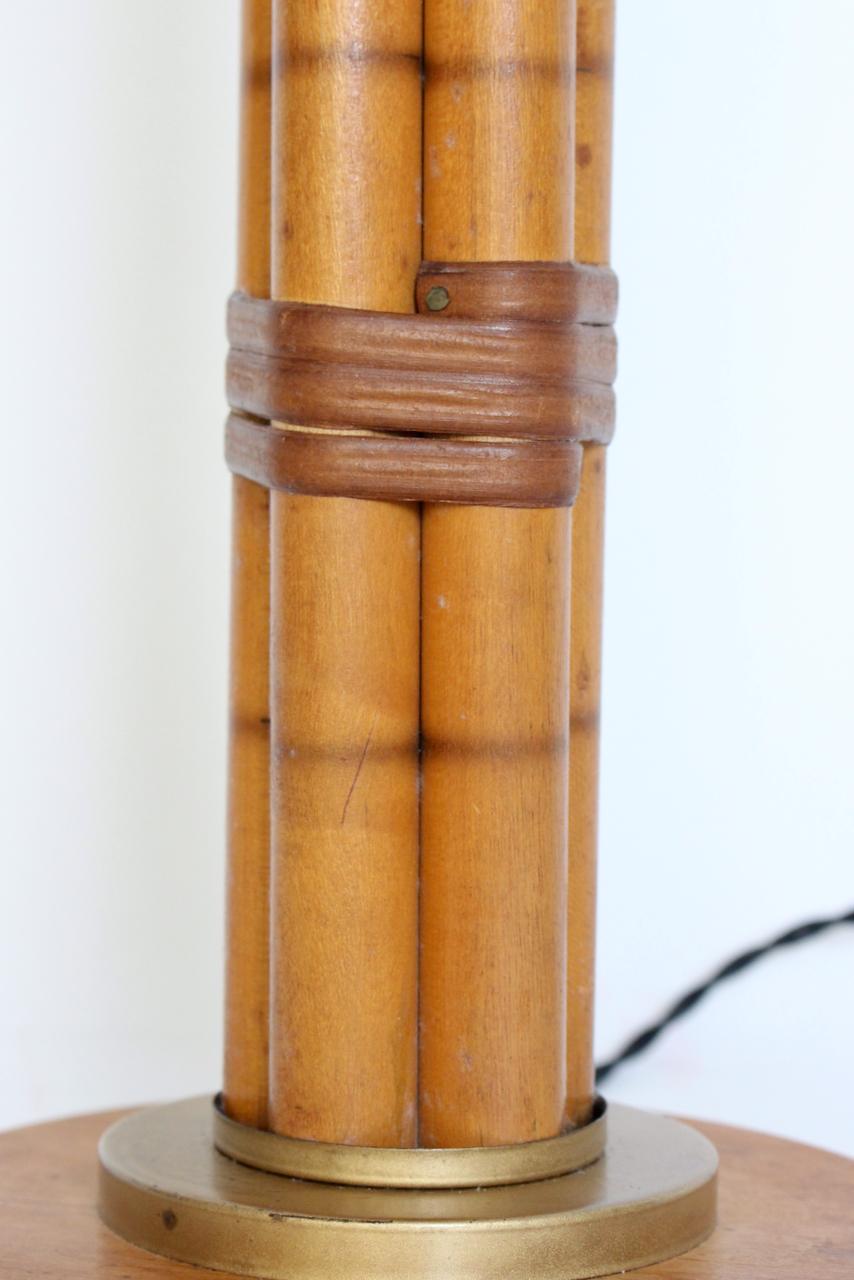 Lámpara de mesa de bambú sintético y latón estilo Russel Wright, circa 1940 en venta 3