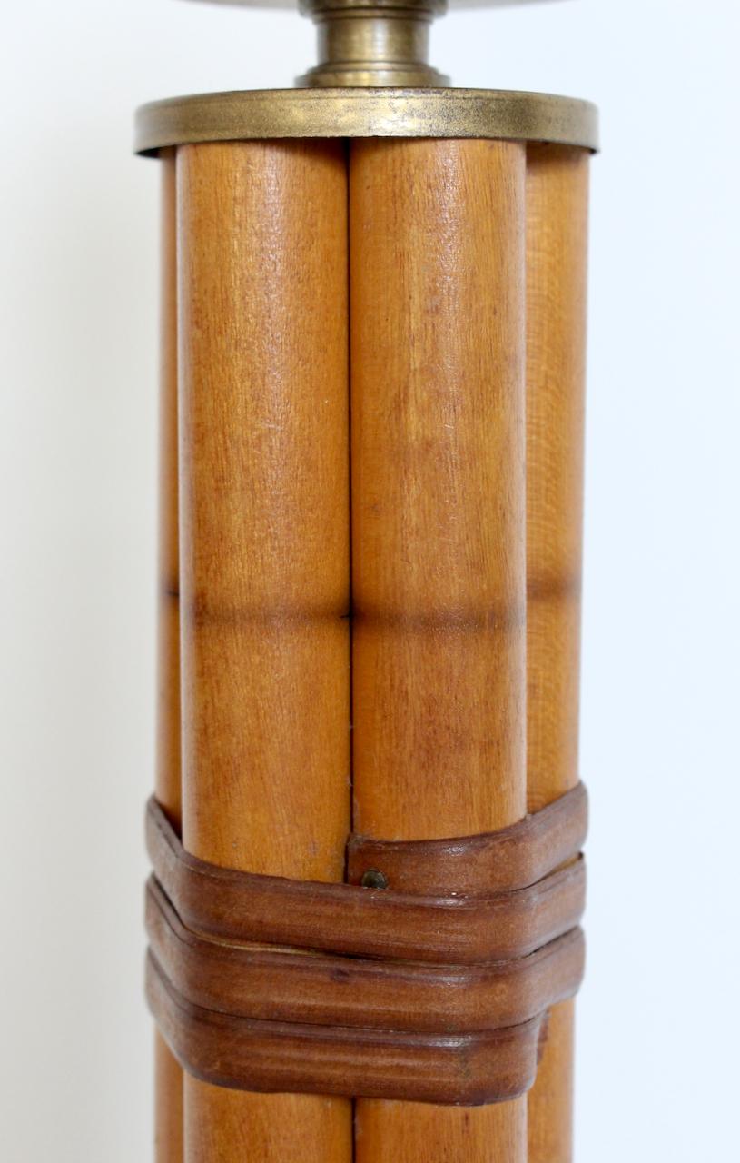 Lámpara de mesa de bambú sintético y latón estilo Russel Wright, circa 1940 en venta 4