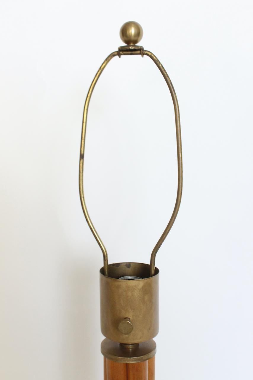 Lámpara de mesa de bambú sintético y latón estilo Russel Wright, circa 1940 en venta 5