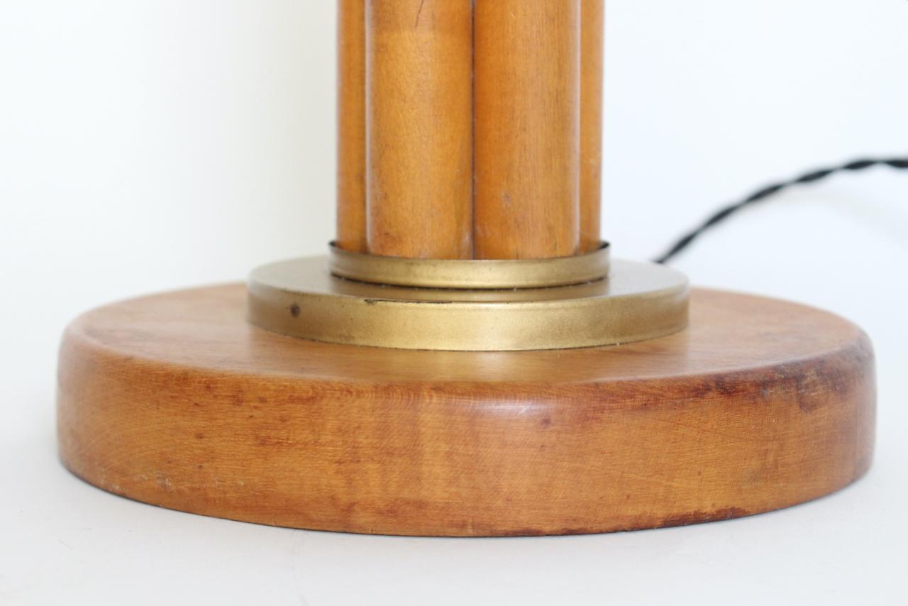 Lámpara de mesa de bambú sintético y latón estilo Russel Wright, circa 1940 en venta 6