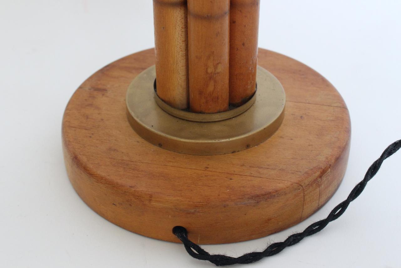 Lámpara de mesa de bambú sintético y latón estilo Russel Wright, circa 1940 en venta 8