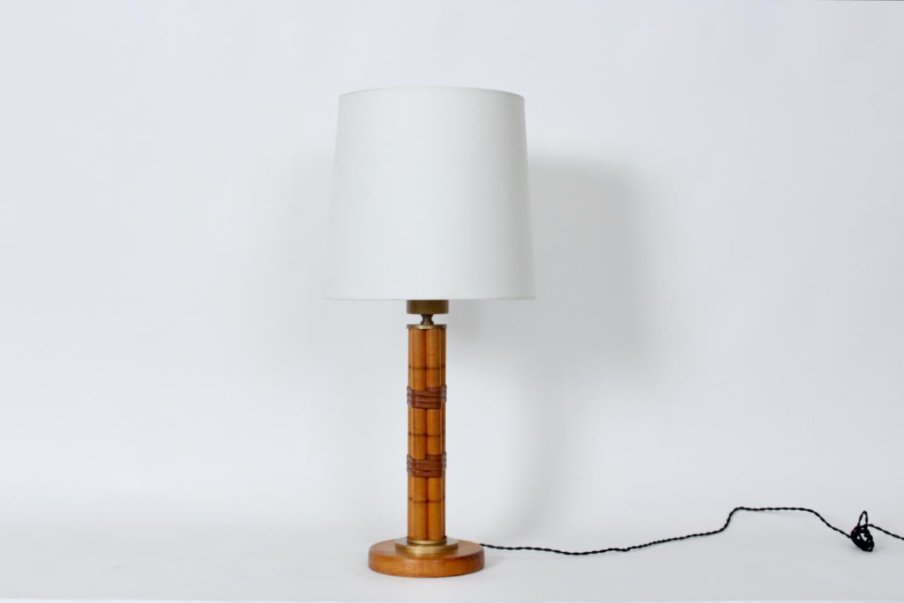 Lámpara de mesa de bambú sintético y latón estilo Russel Wright, circa 1940 en venta 9