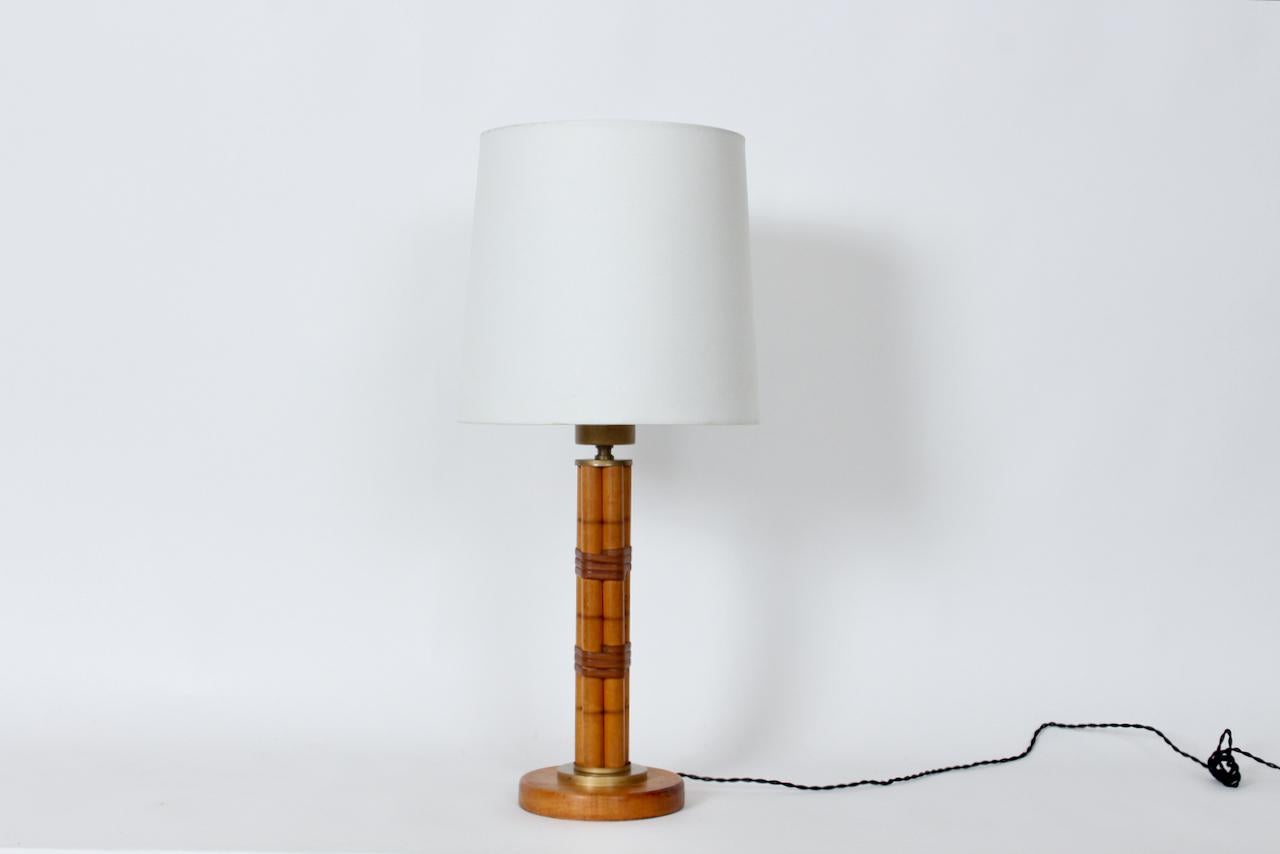 Lámpara de mesa de bambú sintético y latón estilo Russel Wright, circa 1940 Moderno de mediados de siglo en venta