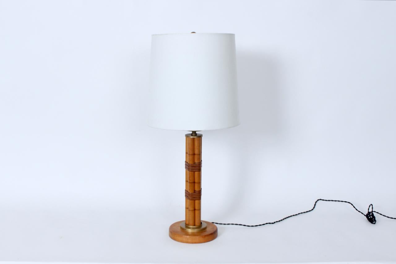 Lámpara de mesa de bambú sintético y latón estilo Russel Wright, circa 1940 Estadounidense en venta