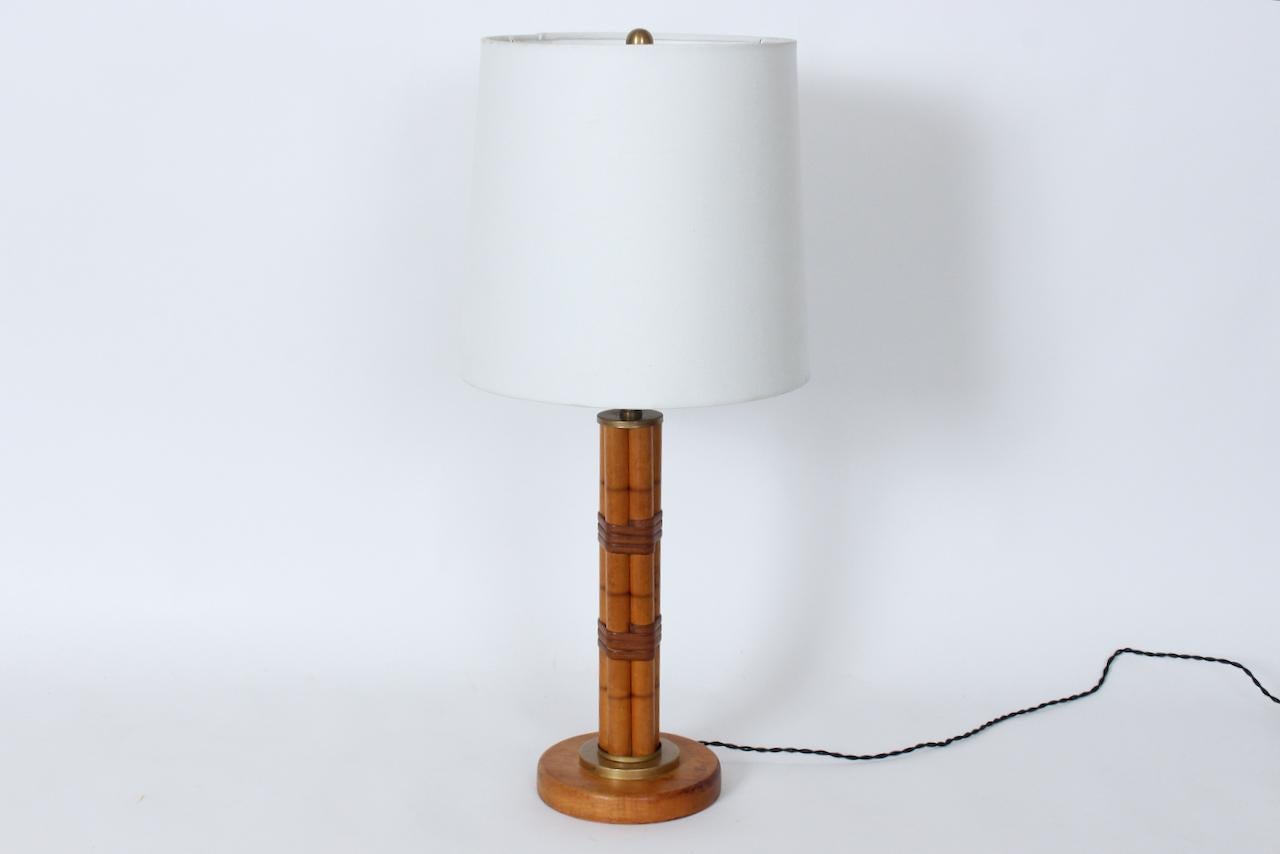 Lámpara de mesa de bambú sintético y latón estilo Russel Wright, circa 1940 en Bueno estado para la venta en Bainbridge, NY