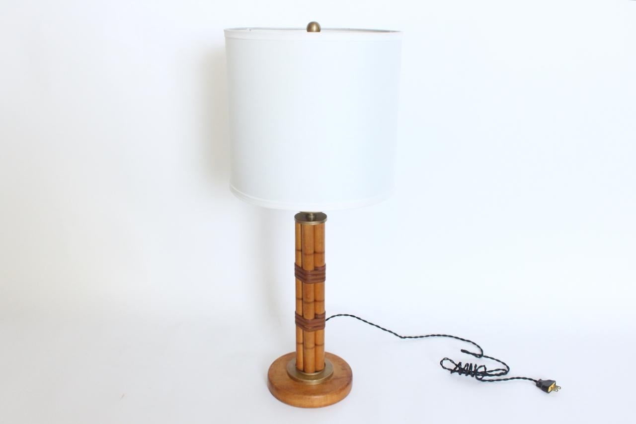 Lámpara de mesa de bambú sintético y latón estilo Russel Wright, circa 1940 mediados del siglo XX en venta
