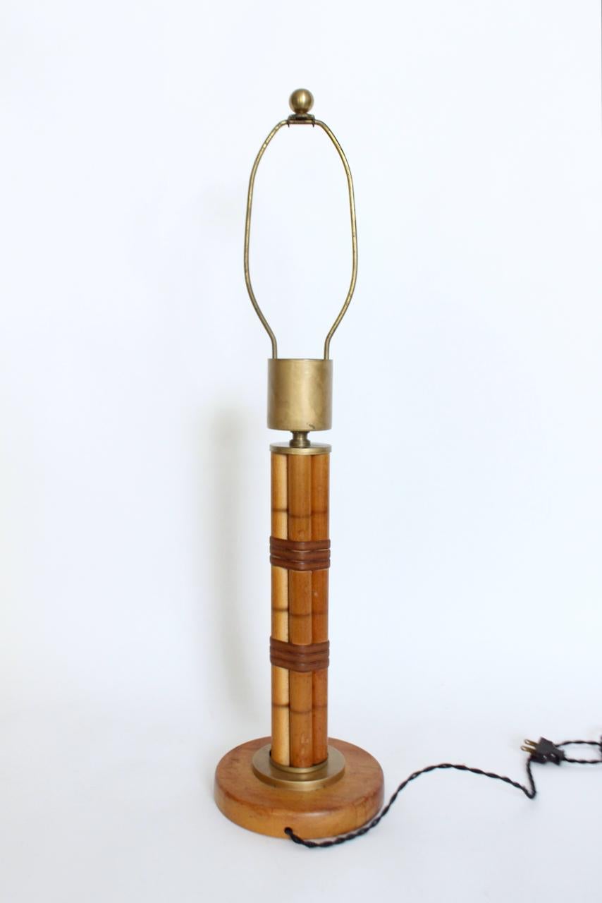 Lámpara de mesa de bambú sintético y latón estilo Russel Wright, circa 1940 en venta 1