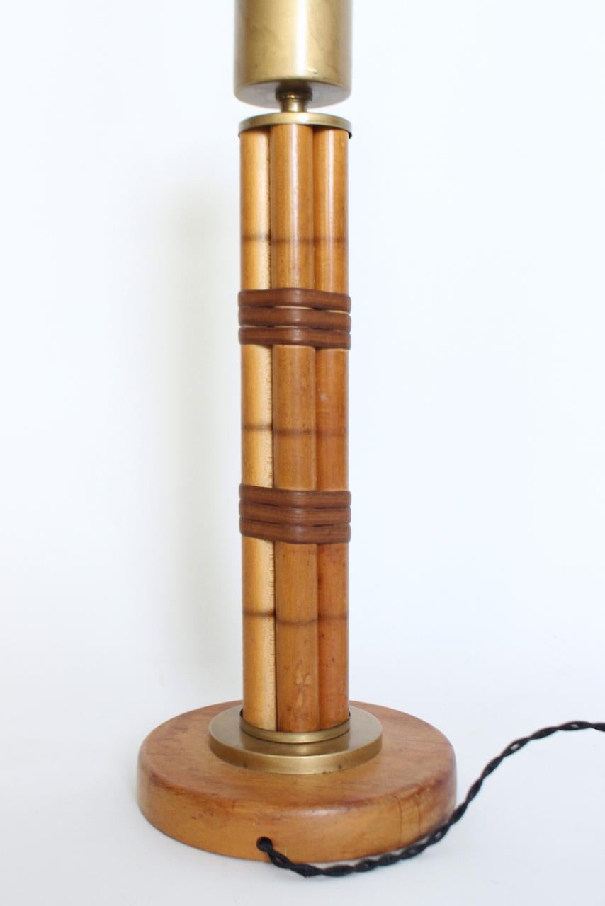 Lámpara de mesa de bambú sintético y latón estilo Russel Wright, circa 1940 en venta 2