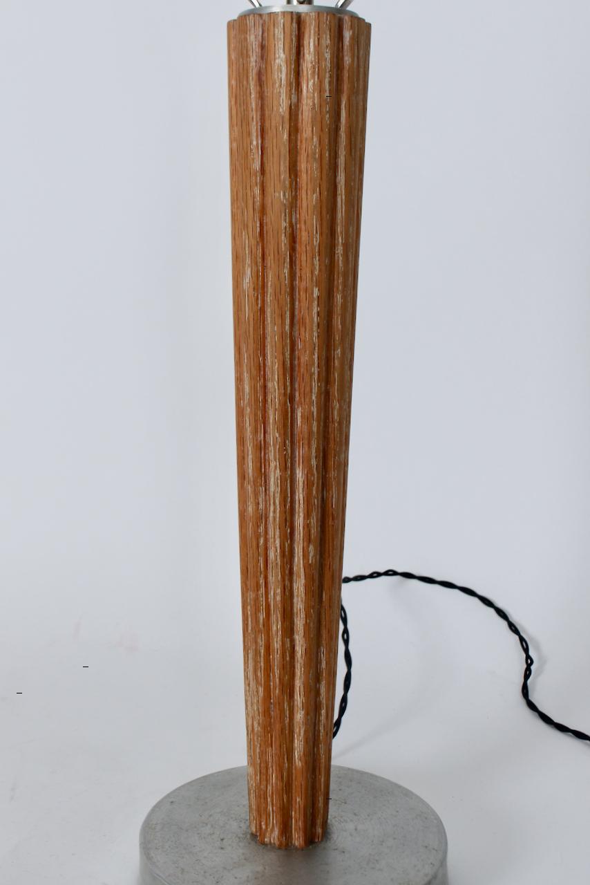 Lampada da tavolo in stile Russel Wright in quercia cerata scanalata e alluminio, CIRCA 1940 in vendita 2