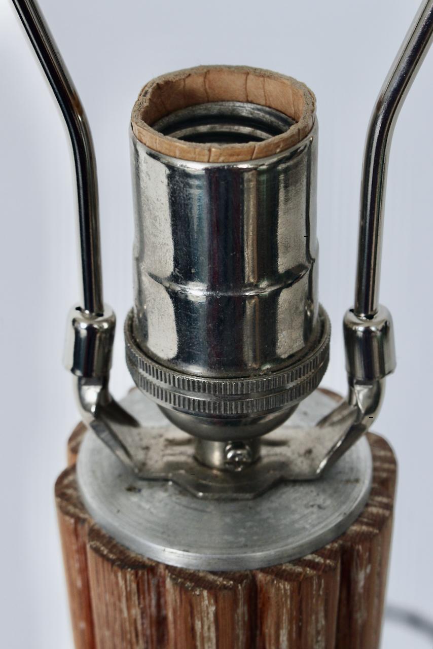 Lampada da tavolo in stile Russel Wright in quercia cerata scanalata e alluminio, CIRCA 1940 in vendita 3