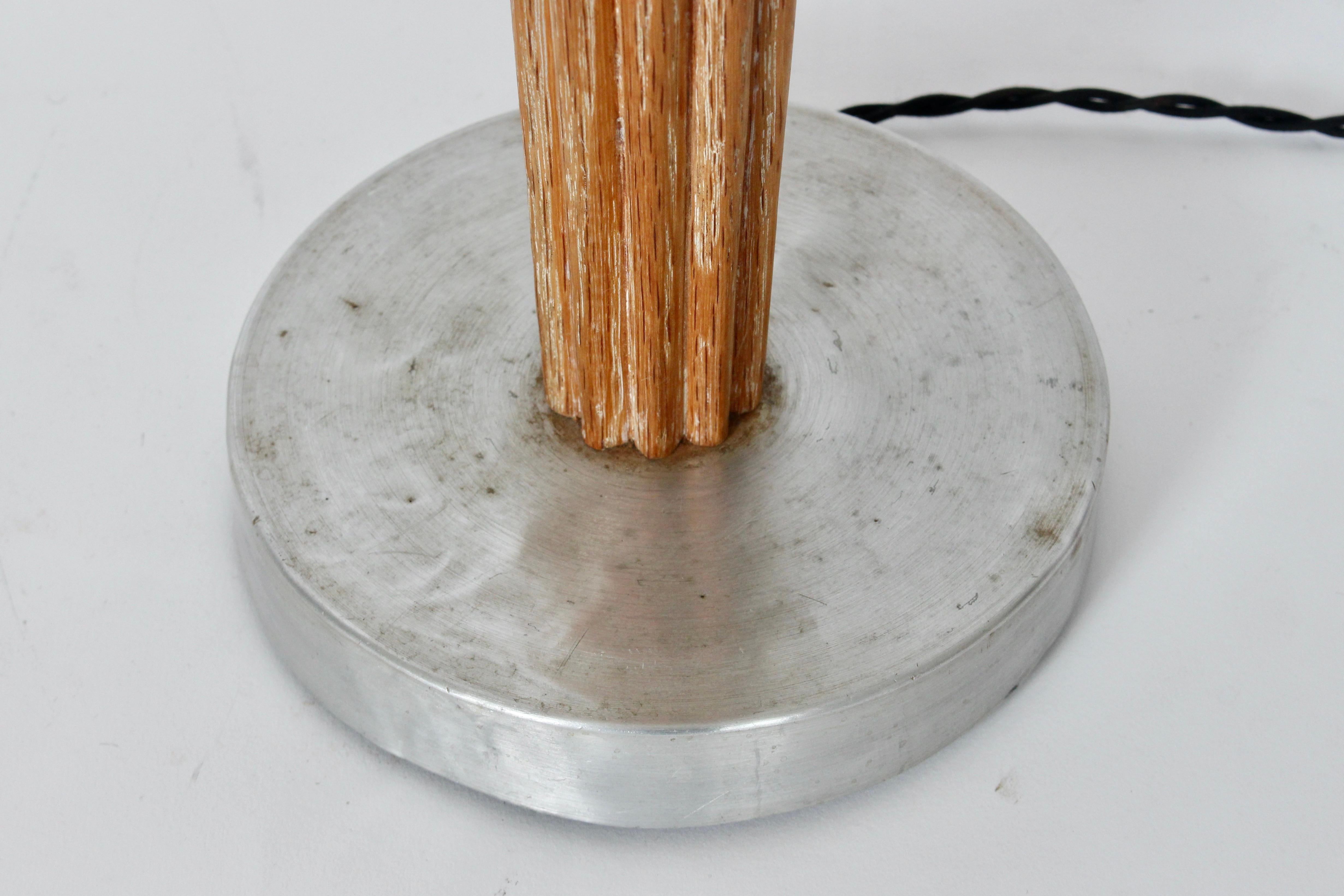 Lampada da tavolo in stile Russel Wright in quercia cerata scanalata e alluminio, CIRCA 1940 in vendita 4