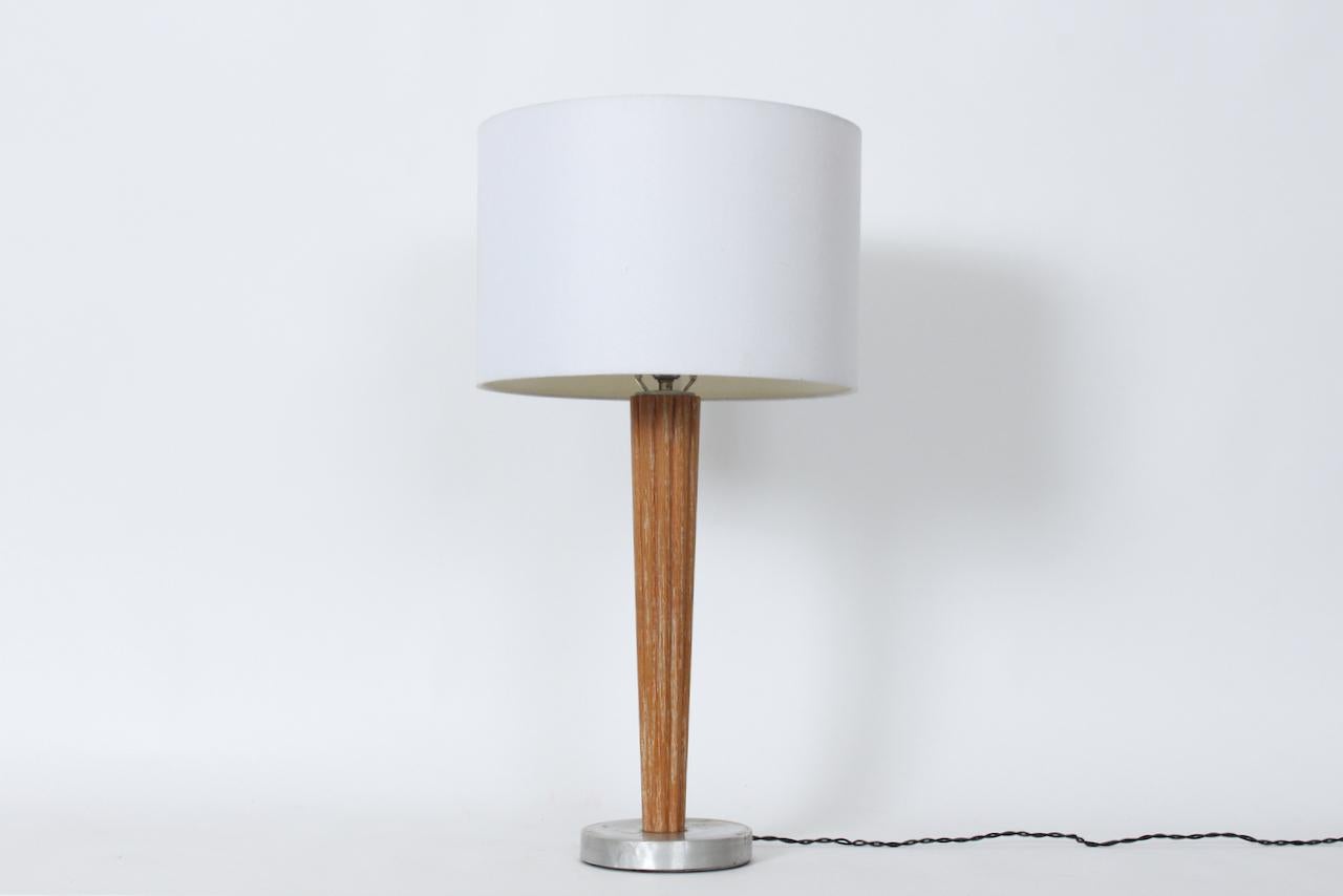 Lampada da tavolo in stile Russel Wright in quercia cerata scanalata e alluminio, CIRCA 1940 in vendita 6