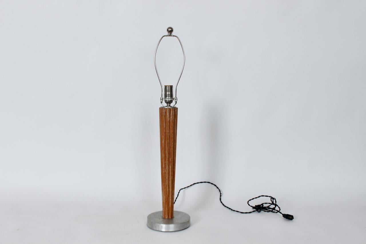 Machine Age Lampada da tavolo in stile Russel Wright in quercia cerata scanalata e alluminio, CIRCA 1940 in vendita