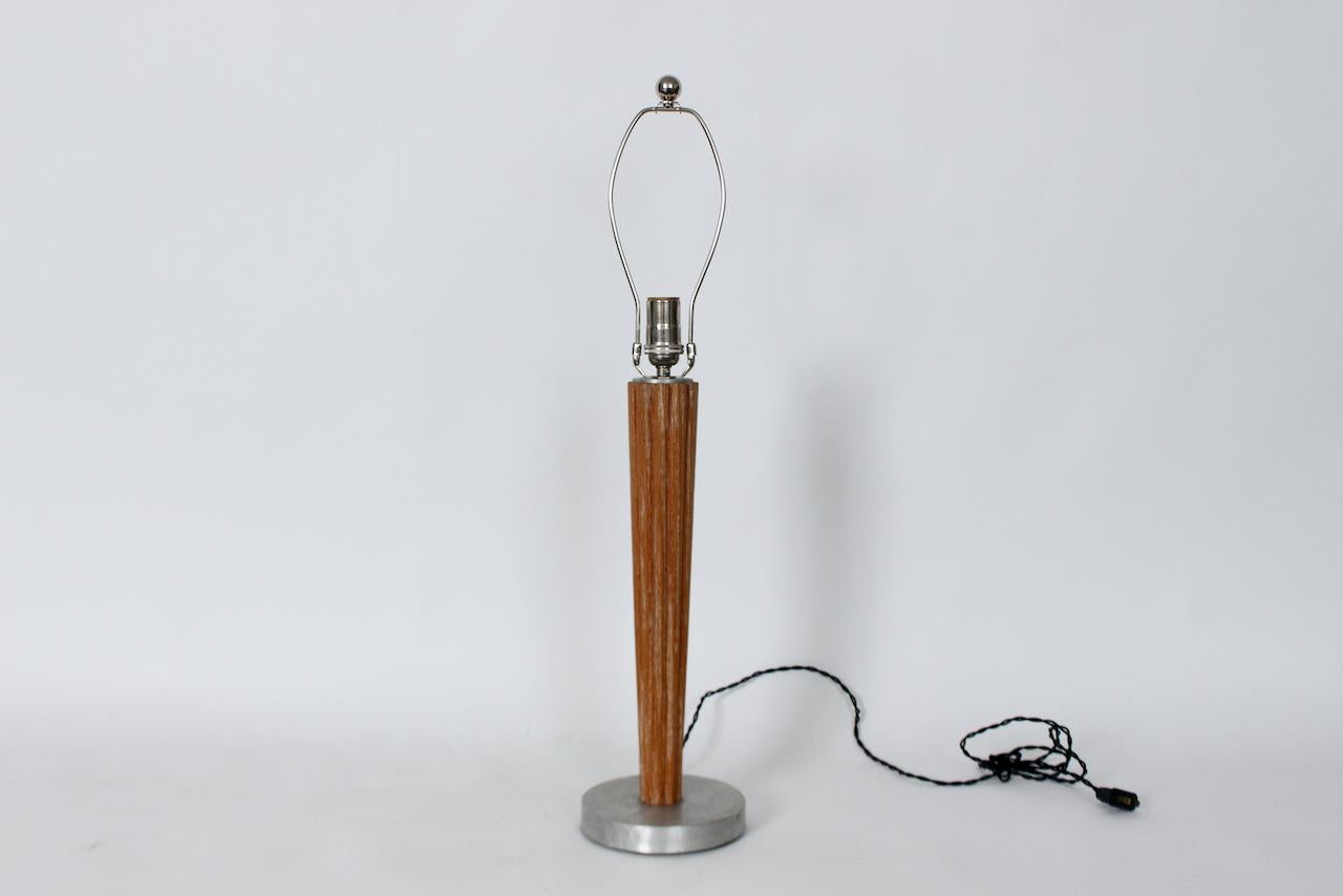 Americano Lampada da tavolo in stile Russel Wright in quercia cerata scanalata e alluminio, CIRCA 1940 in vendita