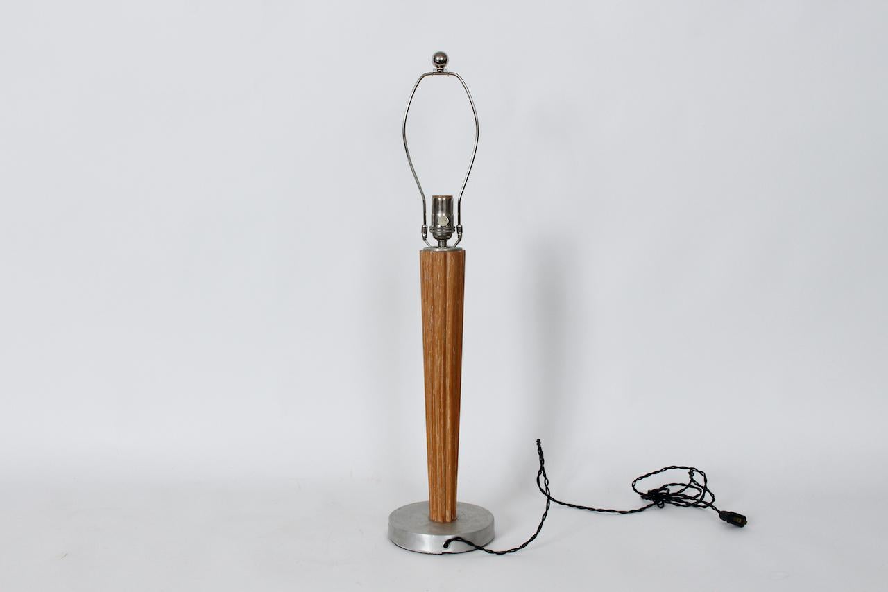Calcinato Lampada da tavolo in stile Russel Wright in quercia cerata scanalata e alluminio, CIRCA 1940 in vendita