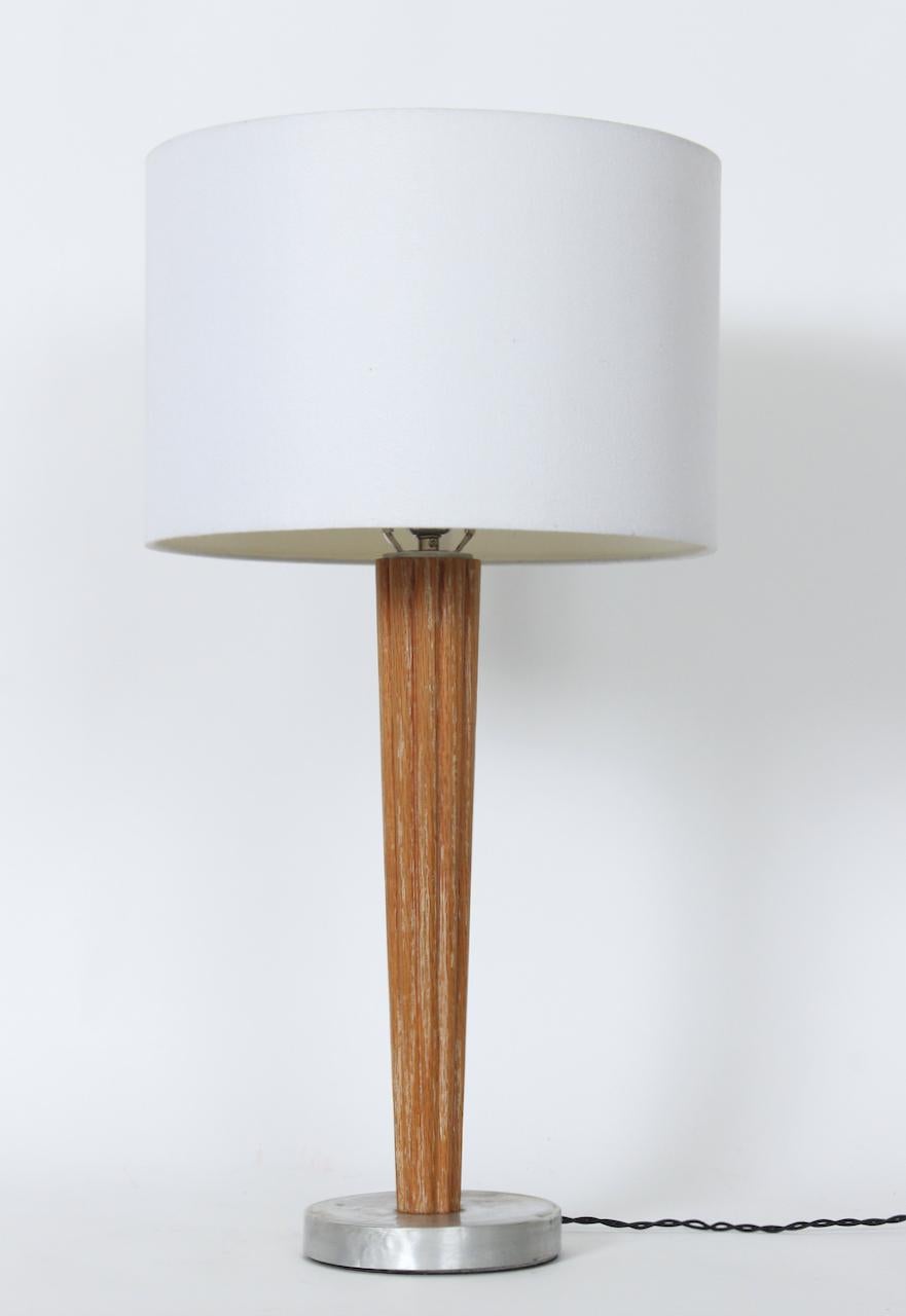 Lampada da tavolo in stile Russel Wright in quercia cerata scanalata e alluminio, CIRCA 1940 In condizioni buone in vendita a Bainbridge, NY