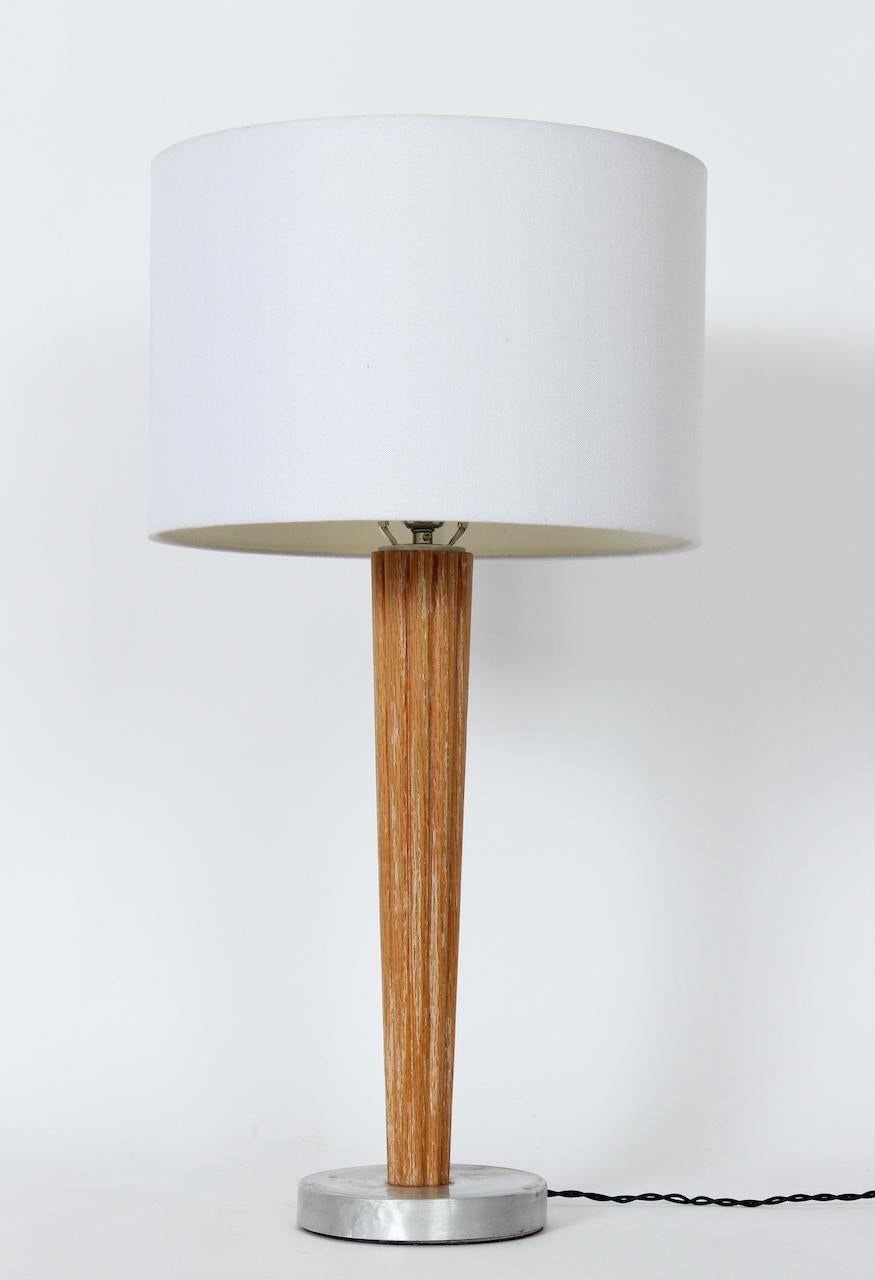 Metà XX secolo Lampada da tavolo in stile Russel Wright in quercia cerata scanalata e alluminio, CIRCA 1940 in vendita