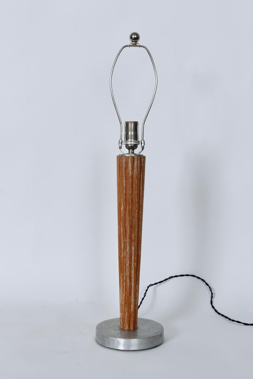 Alluminio Lampada da tavolo in stile Russel Wright in quercia cerata scanalata e alluminio, CIRCA 1940 in vendita