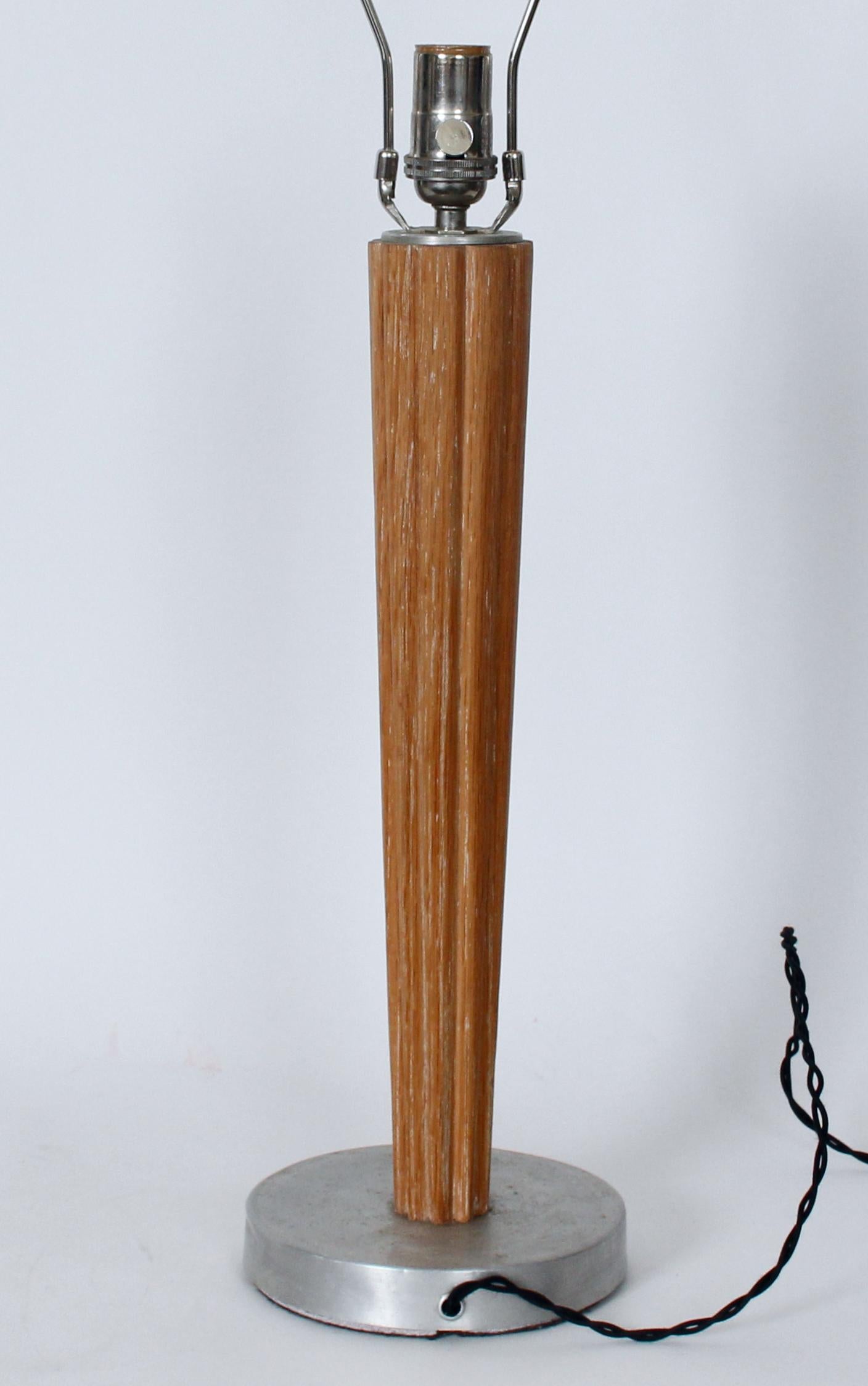 Lampada da tavolo in stile Russel Wright in quercia cerata scanalata e alluminio, CIRCA 1940 in vendita 1