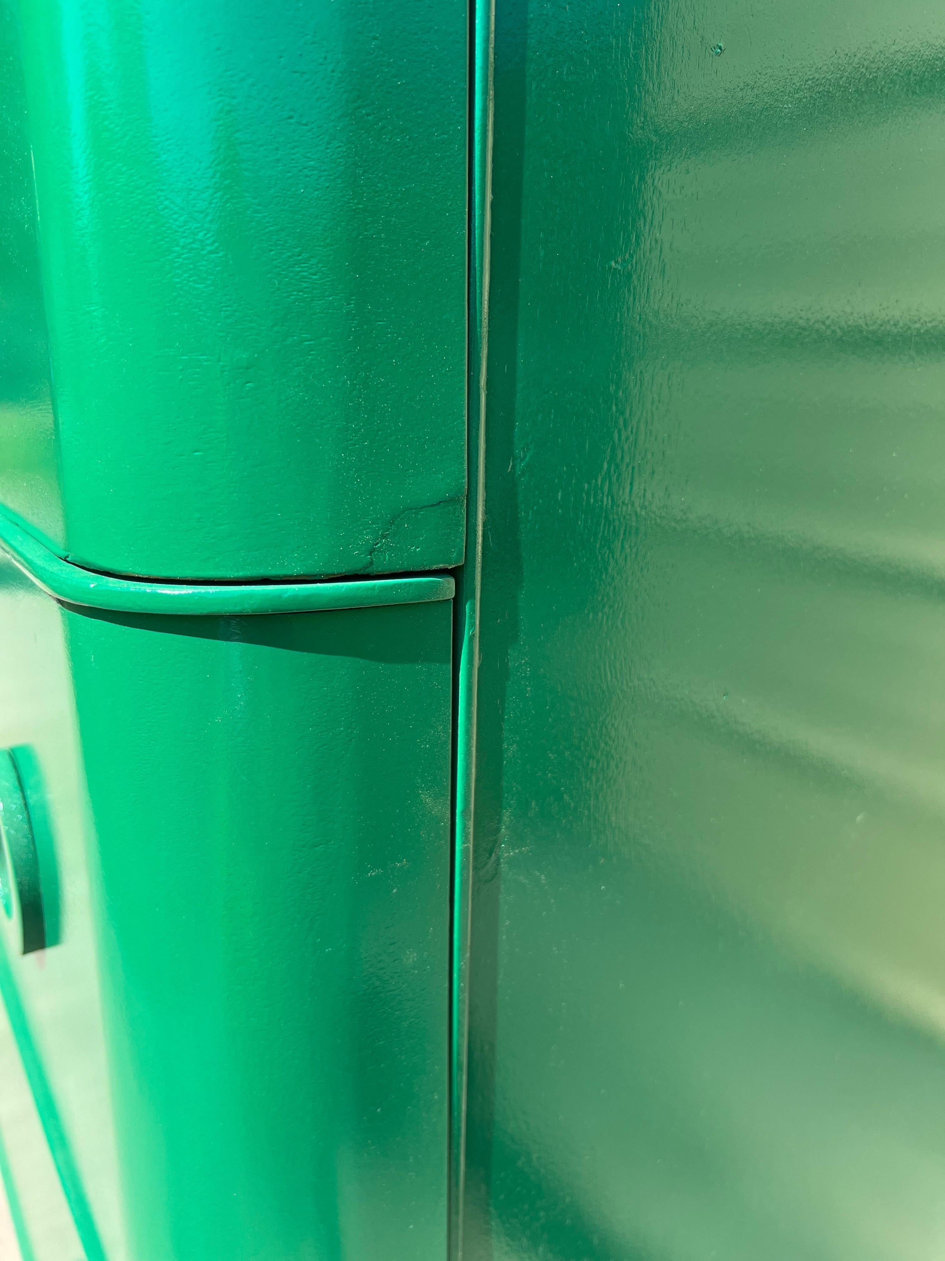 Russel Wright-Stil, grün lackierte Art-déco-Kommode (Holz) im Angebot