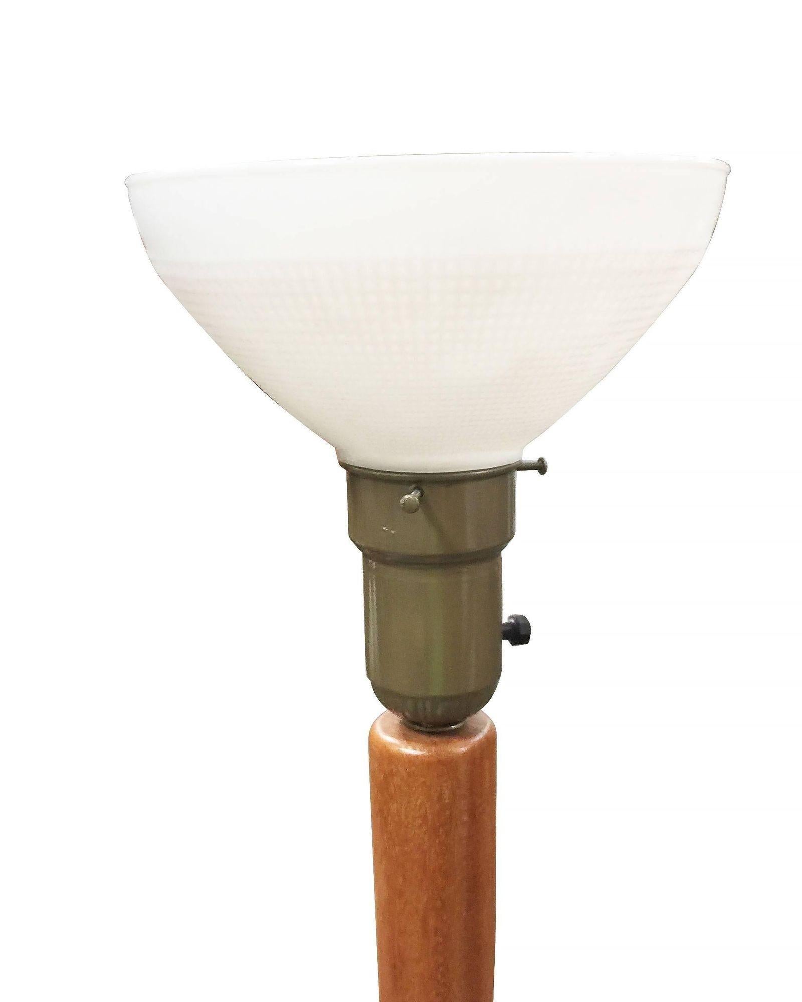 Russel Wright Style Handgeschnitzte Fackel-Stehlampe, Paar (amerikanisch) im Angebot