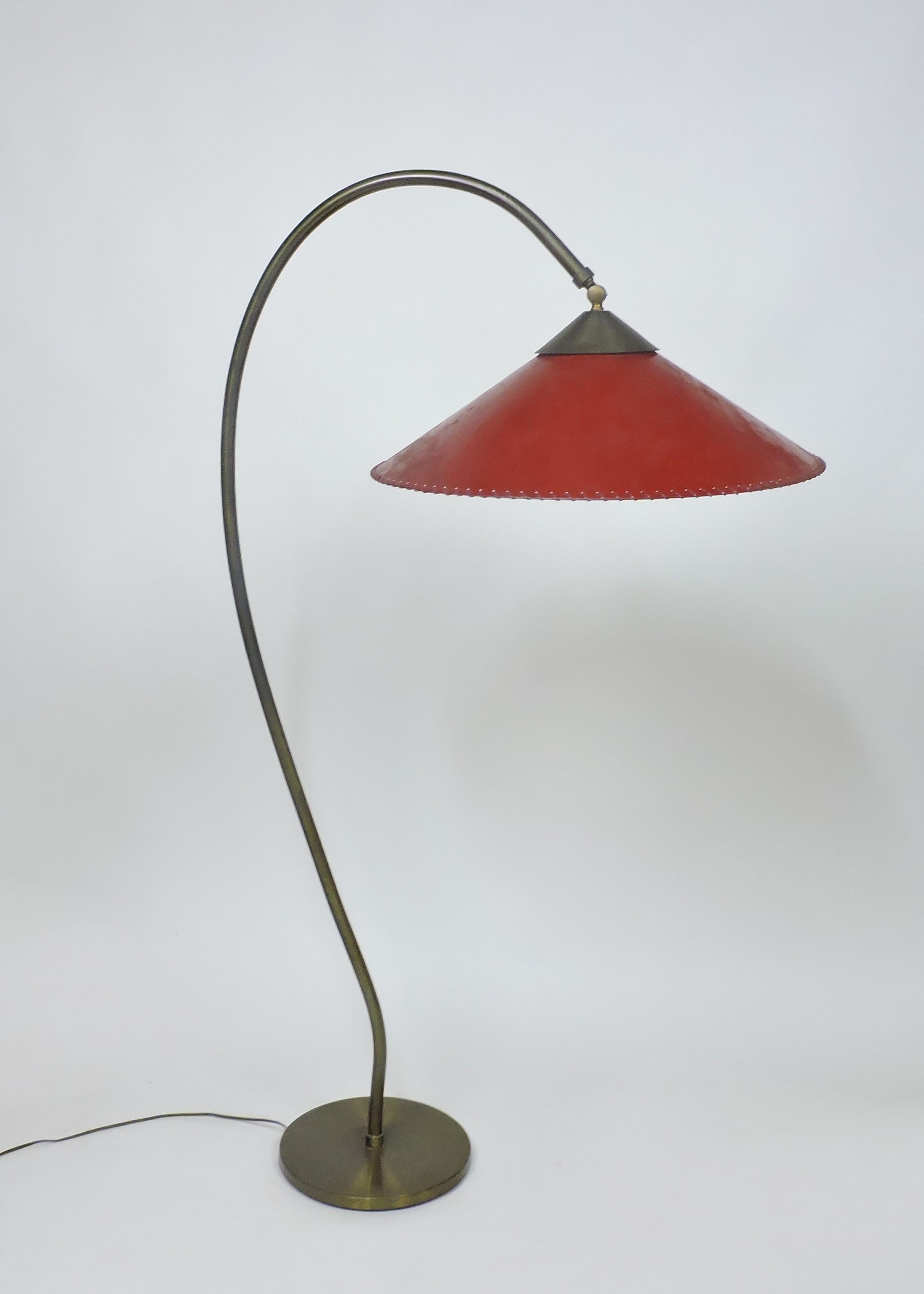 Mid-Century moderno Lampada da terra con paralume a cono in pergamena in stile Russel Wright, metà secolo, moderno in vendita