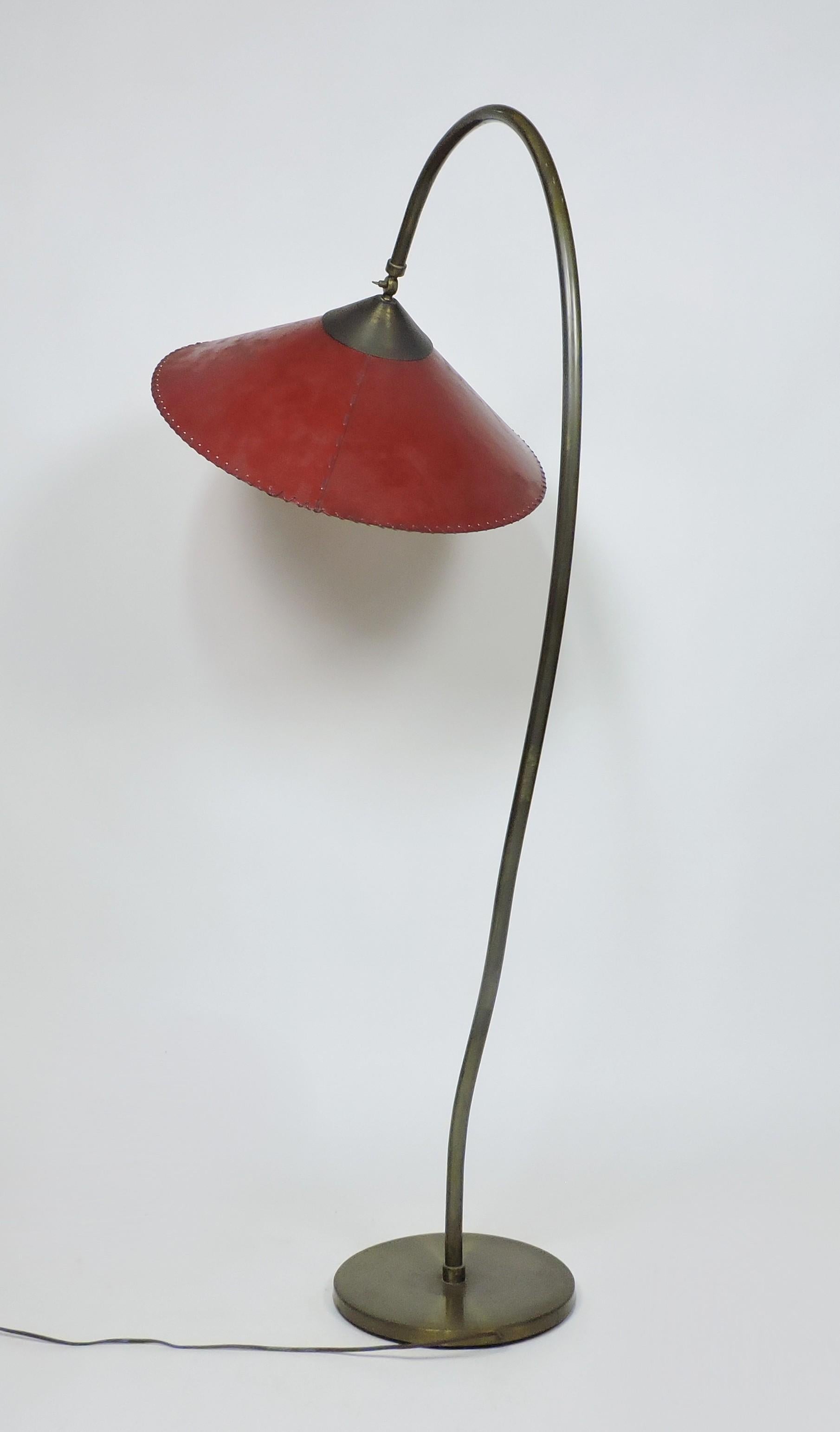 Americano Lampada da terra con paralume a cono in pergamena in stile Russel Wright, metà secolo, moderno in vendita