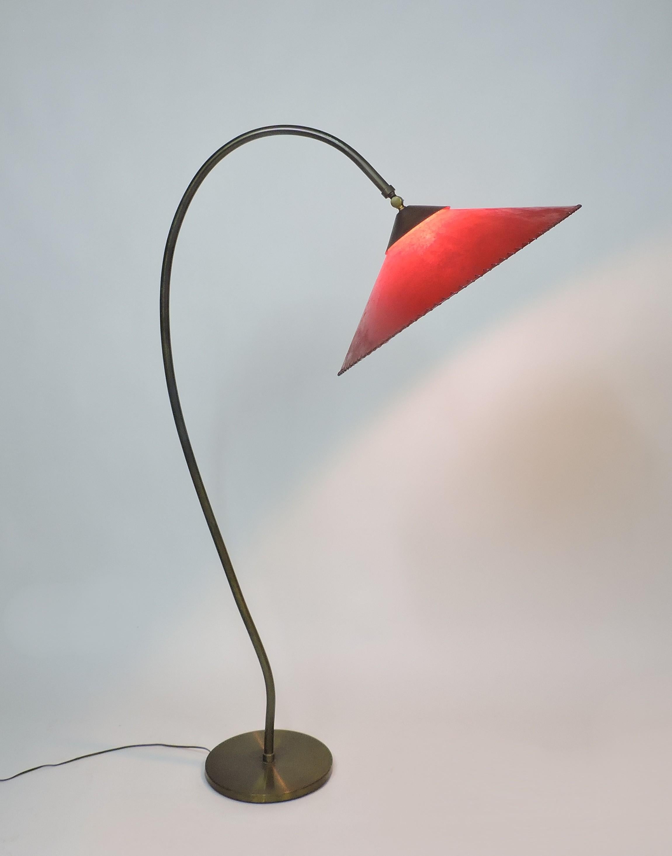 Metà XX secolo Lampada da terra con paralume a cono in pergamena in stile Russel Wright, metà secolo, moderno in vendita