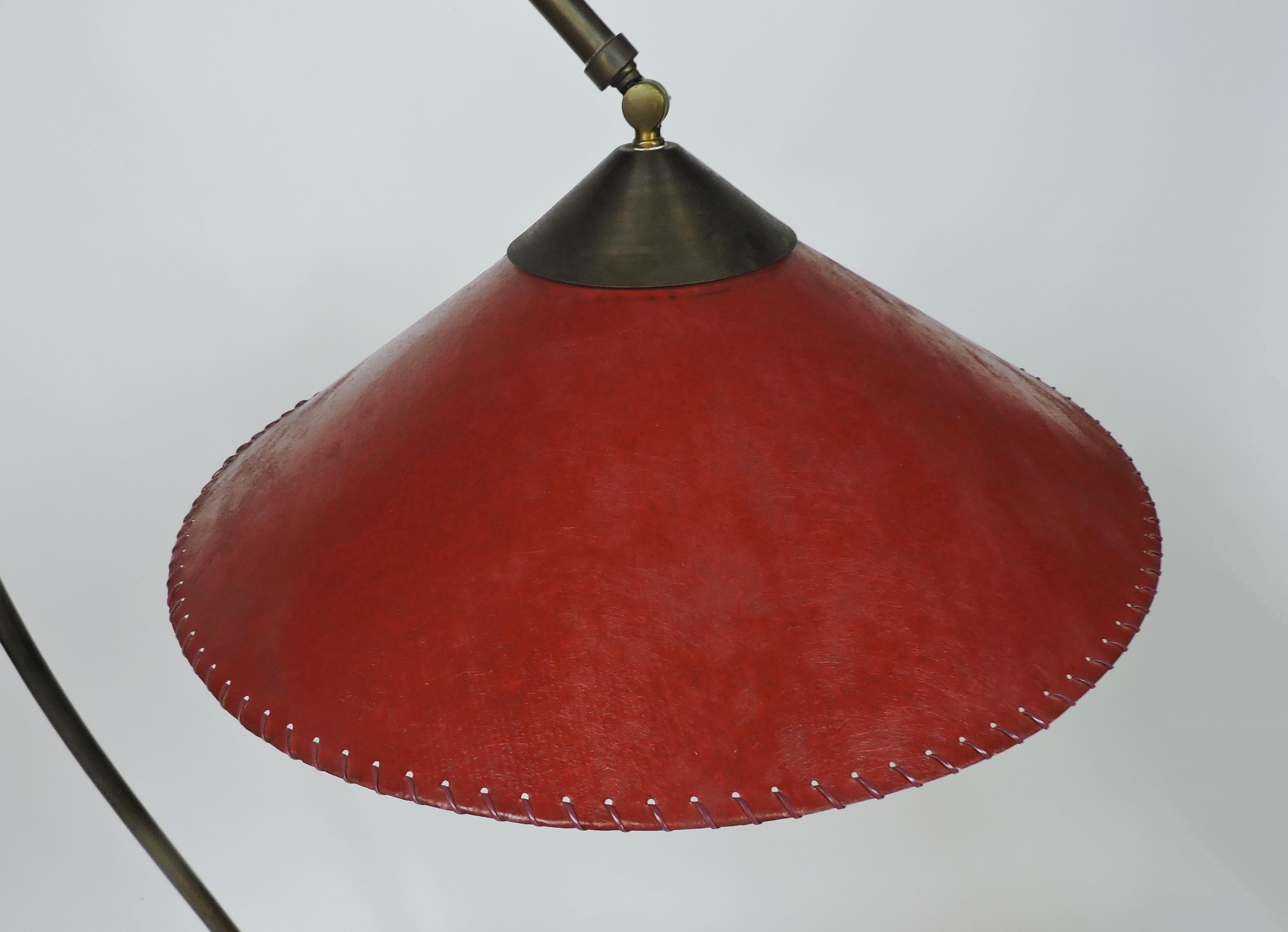 Ottone Lampada da terra con paralume a cono in pergamena in stile Russel Wright, metà secolo, moderno in vendita