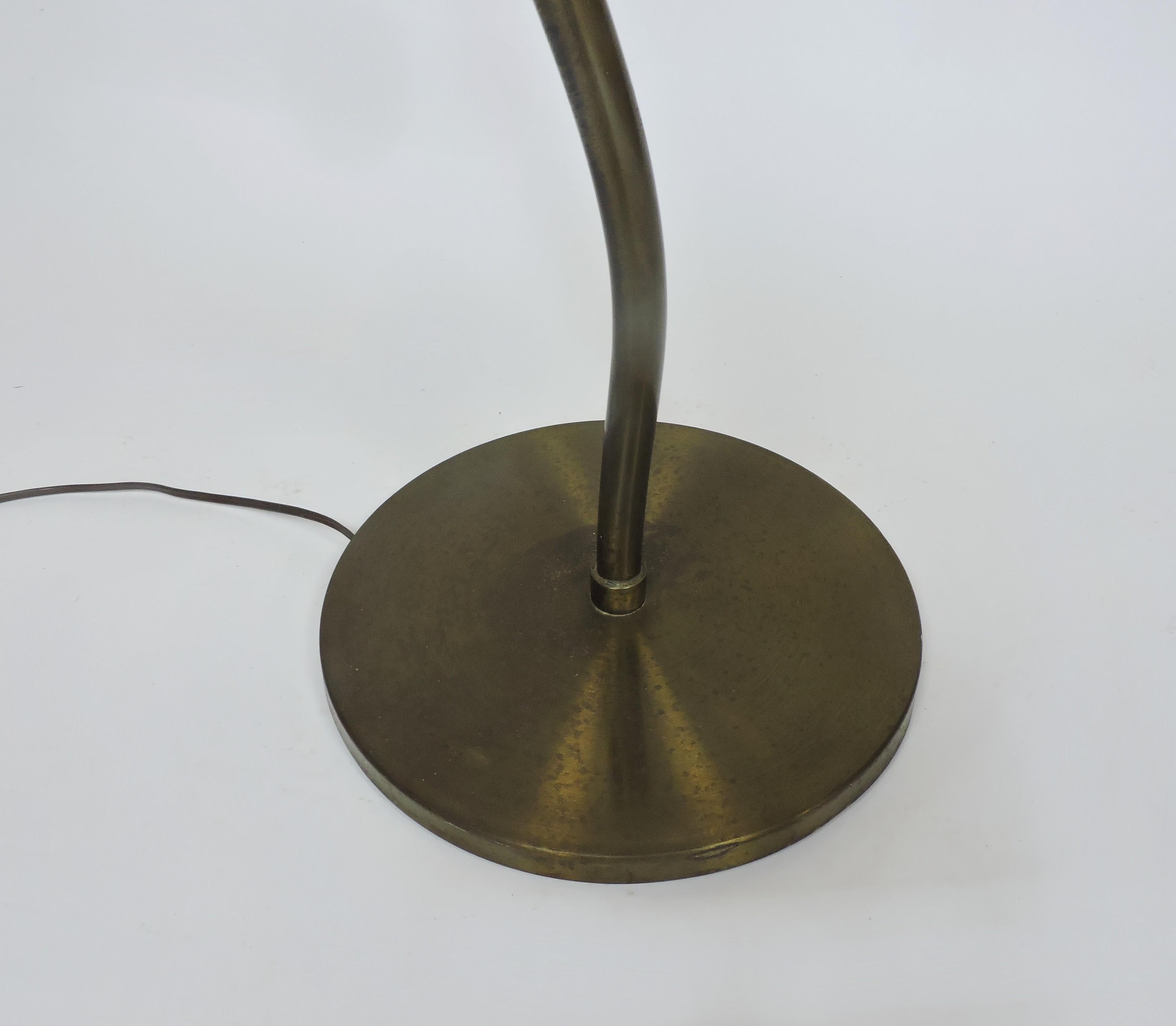 Lampada da terra con paralume a cono in pergamena in stile Russel Wright, metà secolo, moderno in vendita 1