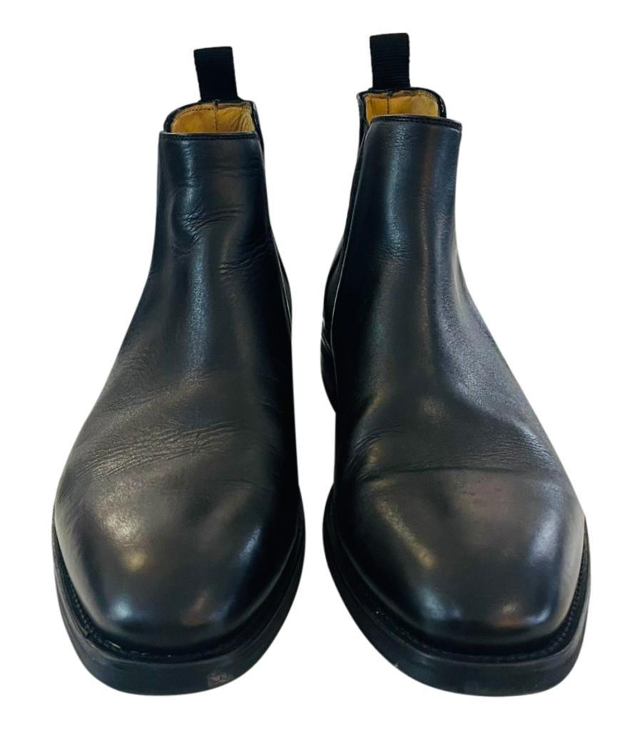 Russell & Bromley Bottes Chelsea
Bottes 'Burlington' noires avec bout en amande et empiècements élastiques sur les côtés.
Elles sont dotées d'un style à enfiler, d'une doublure en cuir et d'une solide semelle en caoutchouc. Rrp £245
Taille - 44
Etat