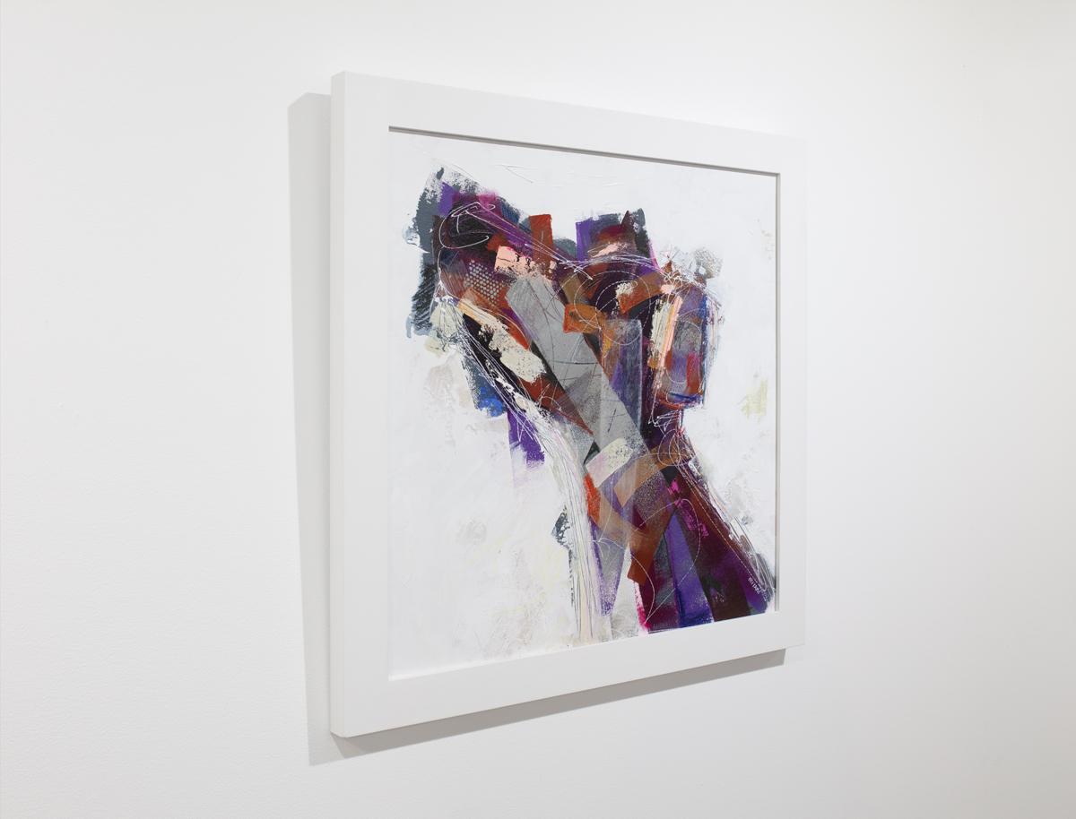 Cette peinture abstraite d'un chien par Russell Miyaki se caractérise par une palette colorée et des coups de pinceau lâches, expressifs et ludiques. L'artiste applique divers tons chauds de peinture violette, sépia, grise et rose en spirales, en