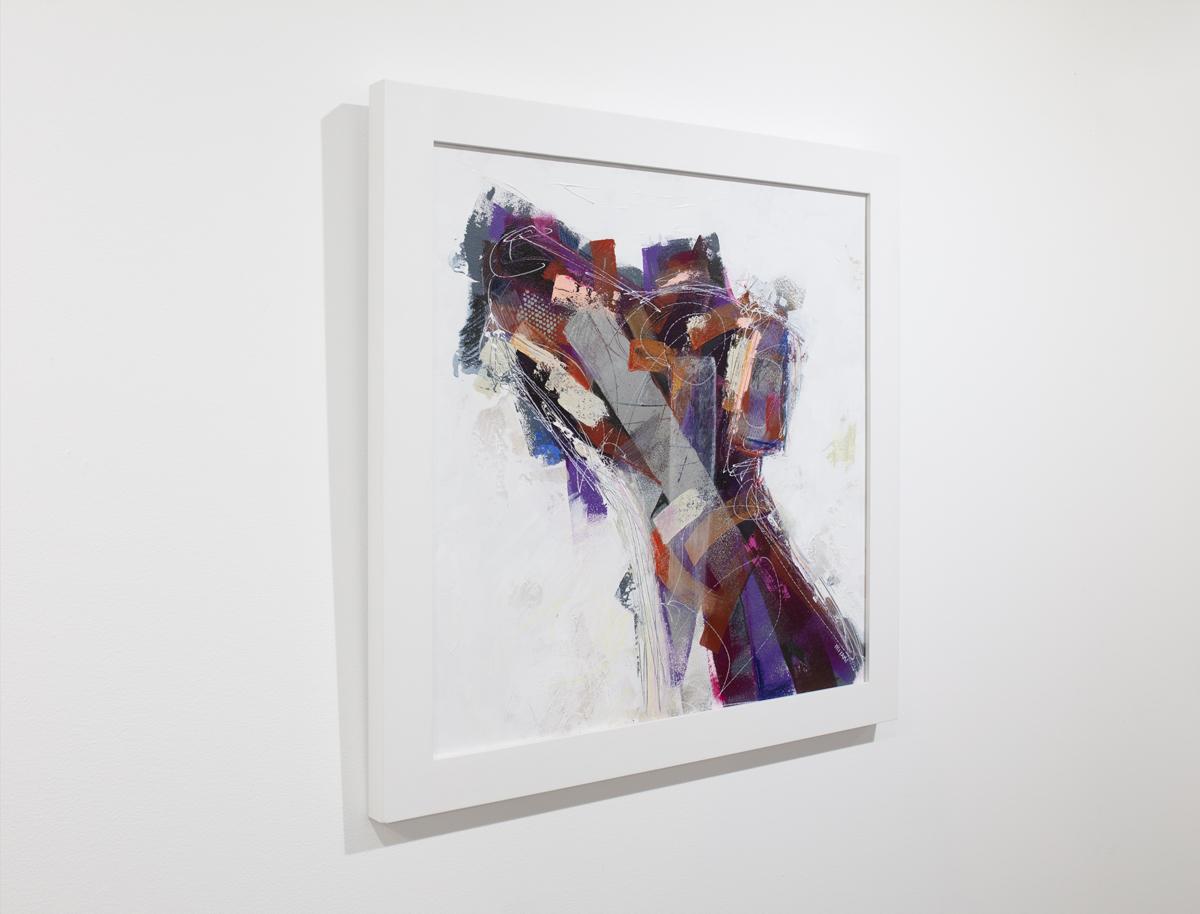 Este cuadro abstracto de un perro pintado por Russell Miyaki presenta una paleta colorida y pinceladas sueltas, expresivas y juguetonas. El artista aplica varios tonos cálidos de pintura violeta, sepia, gris y rosa en espirales, toques y capas,