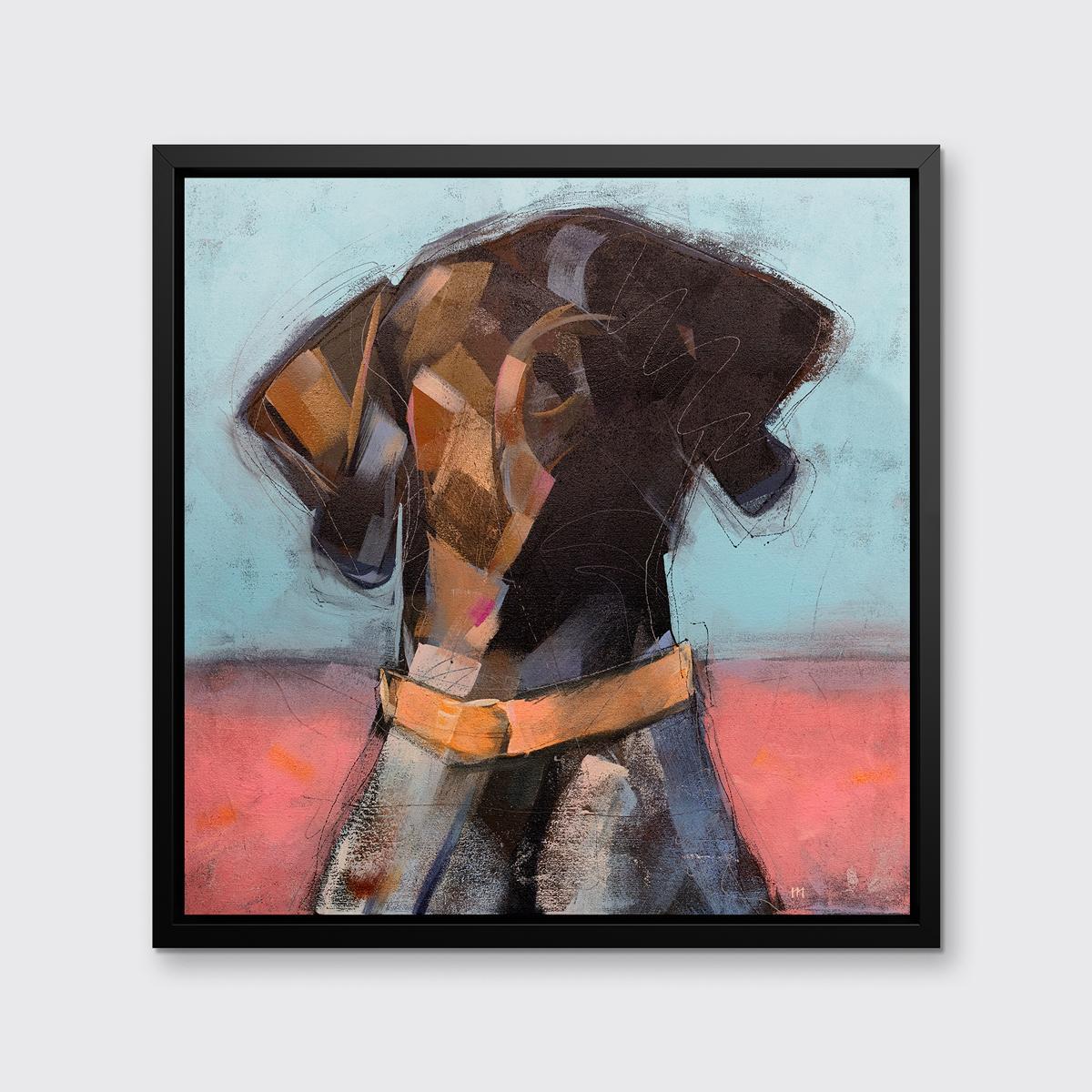 Dieser abstrahierte Druck eines Hundes des Künstlers Russell Miyaki zeigt eine lebhafte Farbpalette mit einem braunen Hund, der von den Schultern aufwärts ein leuchtend orangefarbenes Halsband vor einem hellen, halb roten und halb blauen Hintergrund