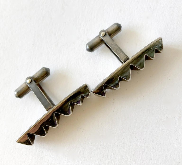 Mid century modern sterling silver cufflinks created by sculptor and jeweler Russell Secrest of Rochester, New York.  Cufflinks measure 1.25