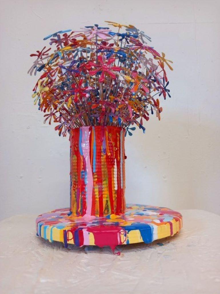 Flores de hojalata (22) - Sculpture Contemporáneo de Russell West
