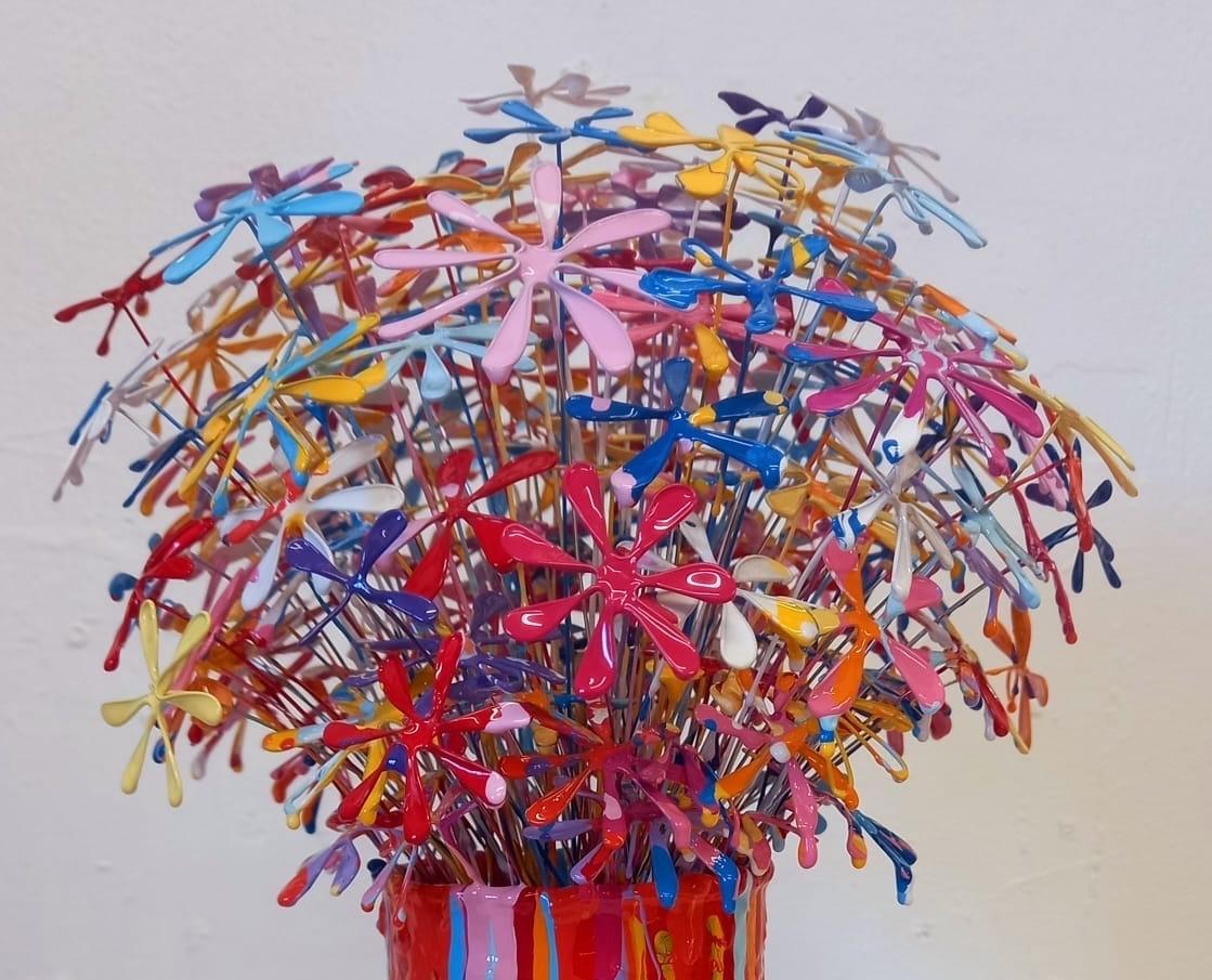 Flores de hojalata (22) - Still-Life Sculpture Gris de Russell West