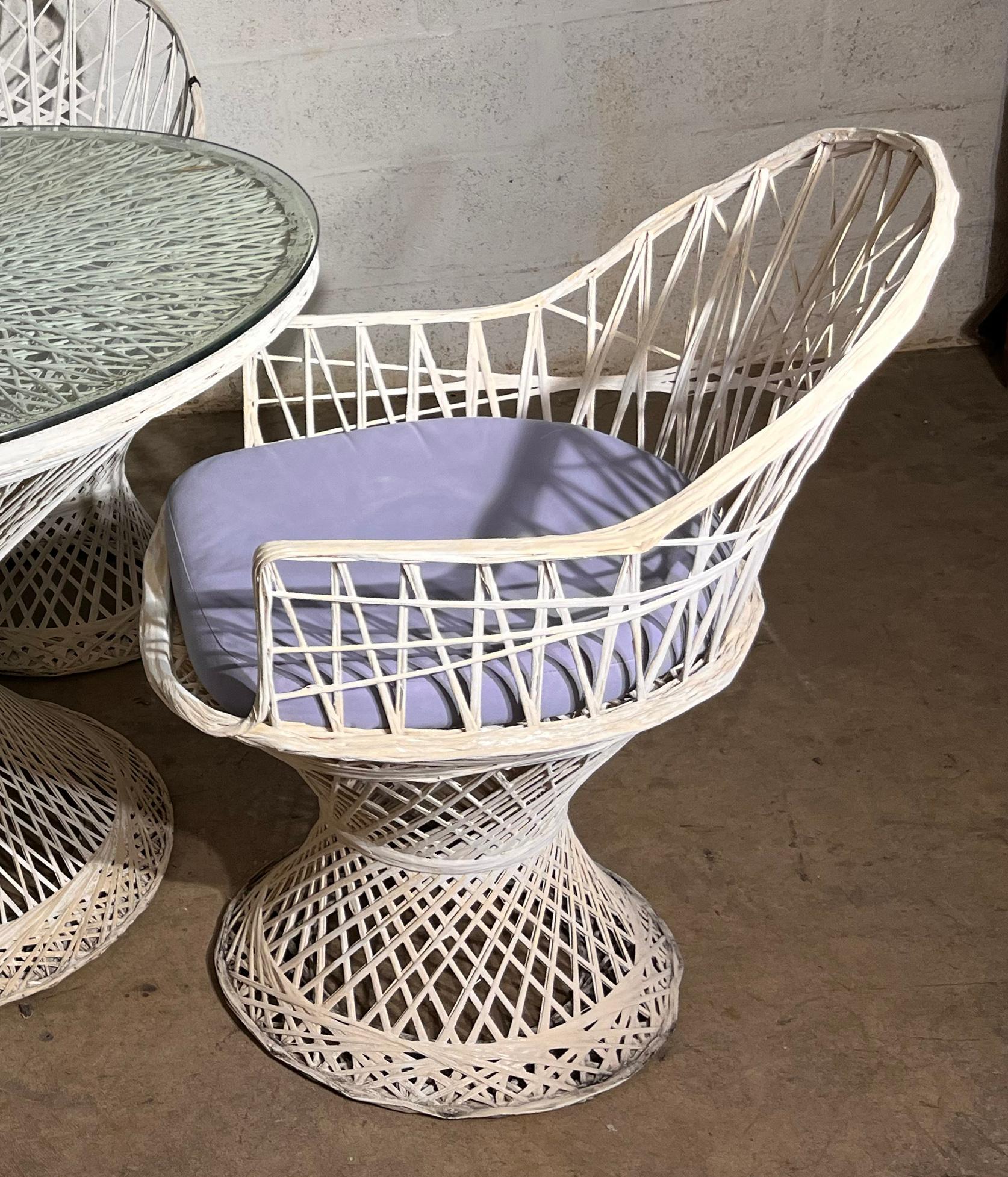 Russel Woodard fue un diseñador estadounidense famoso por sus muebles de exterior modernos de mediados de siglo. Fundador de su empresa homónima en 1946, los diseños icónicos de Woodard, caracterizados por sus líneas limpias y su meticulosa