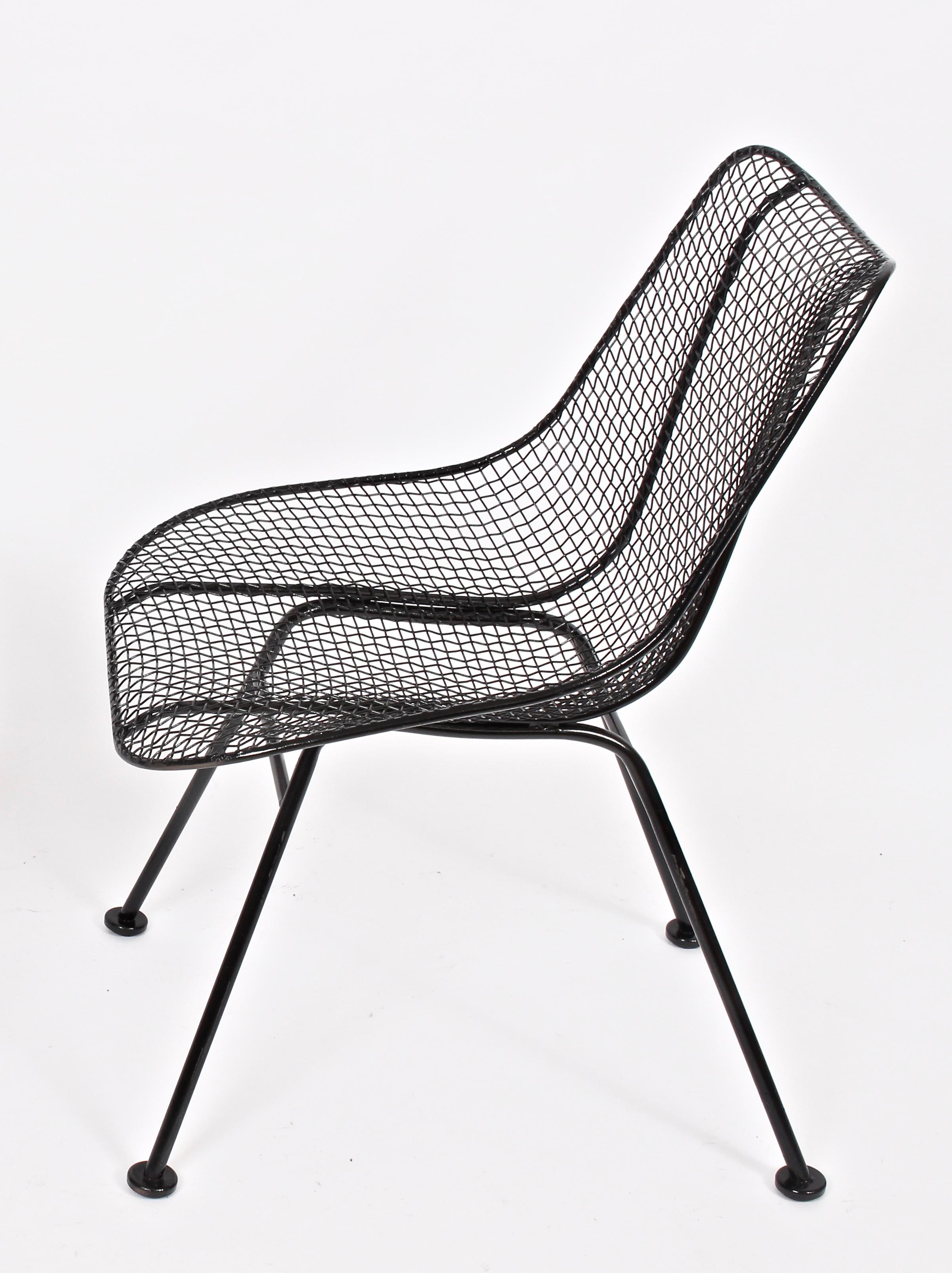 Single Russell Woodard glossy black enamel Sculptura dining height side chair, 1950's. Handcrafted in wrought iron and woven wire mesh. Suitable for Indoor / Outdoor use. Lightly restored. Professionally powder coated and painted in gloss black
