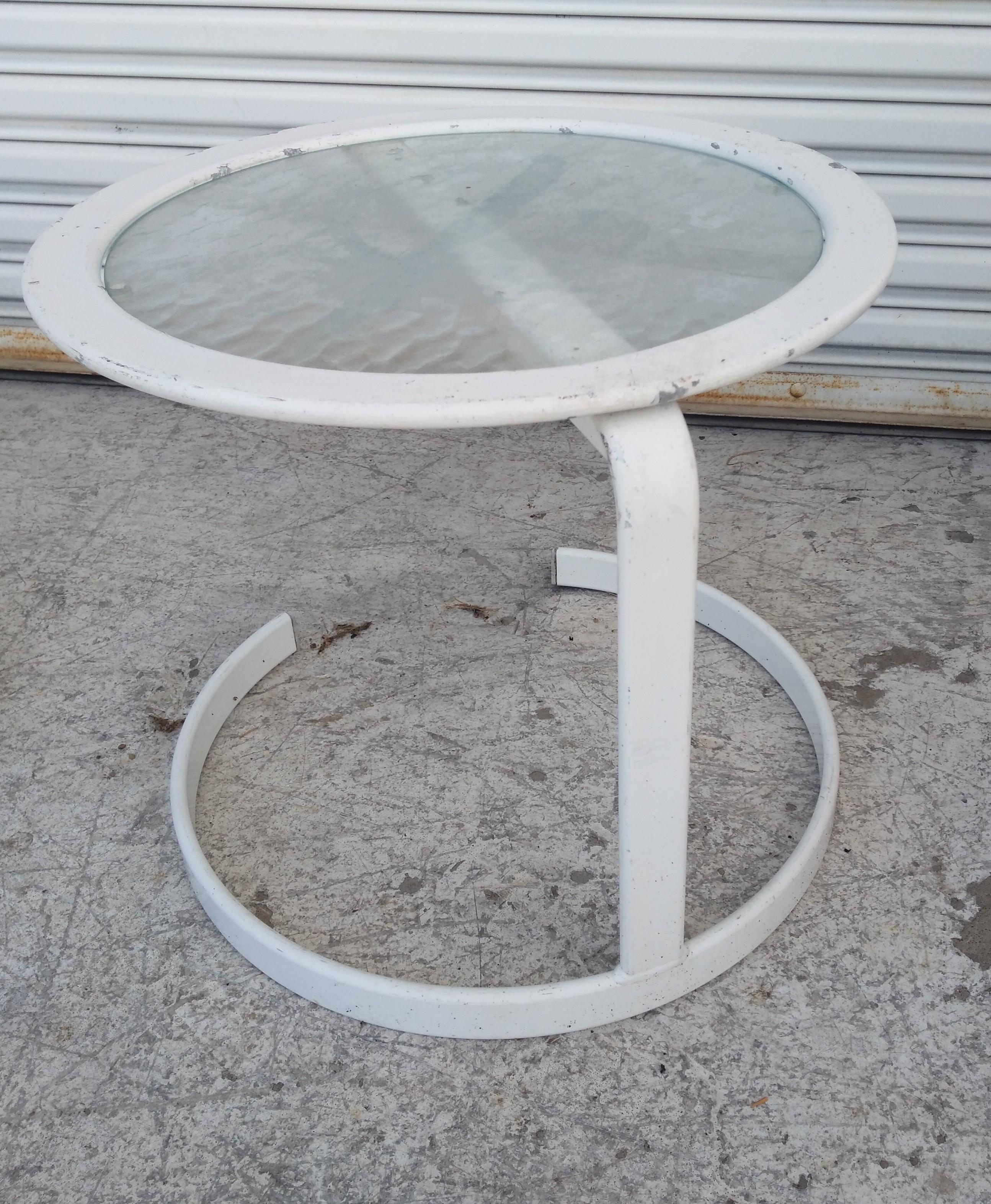 Dies ist ein seltenes Paar von Russell Woodard Horseshoe Outdoor-Tische. Sie sind skulptural im Stil der Jahrhundertmitte. Sie haben die originalen gewellten Glaseinsätze. Sie sind aus Aluminium gefertigt und lassen sich leicht transportieren. Ein