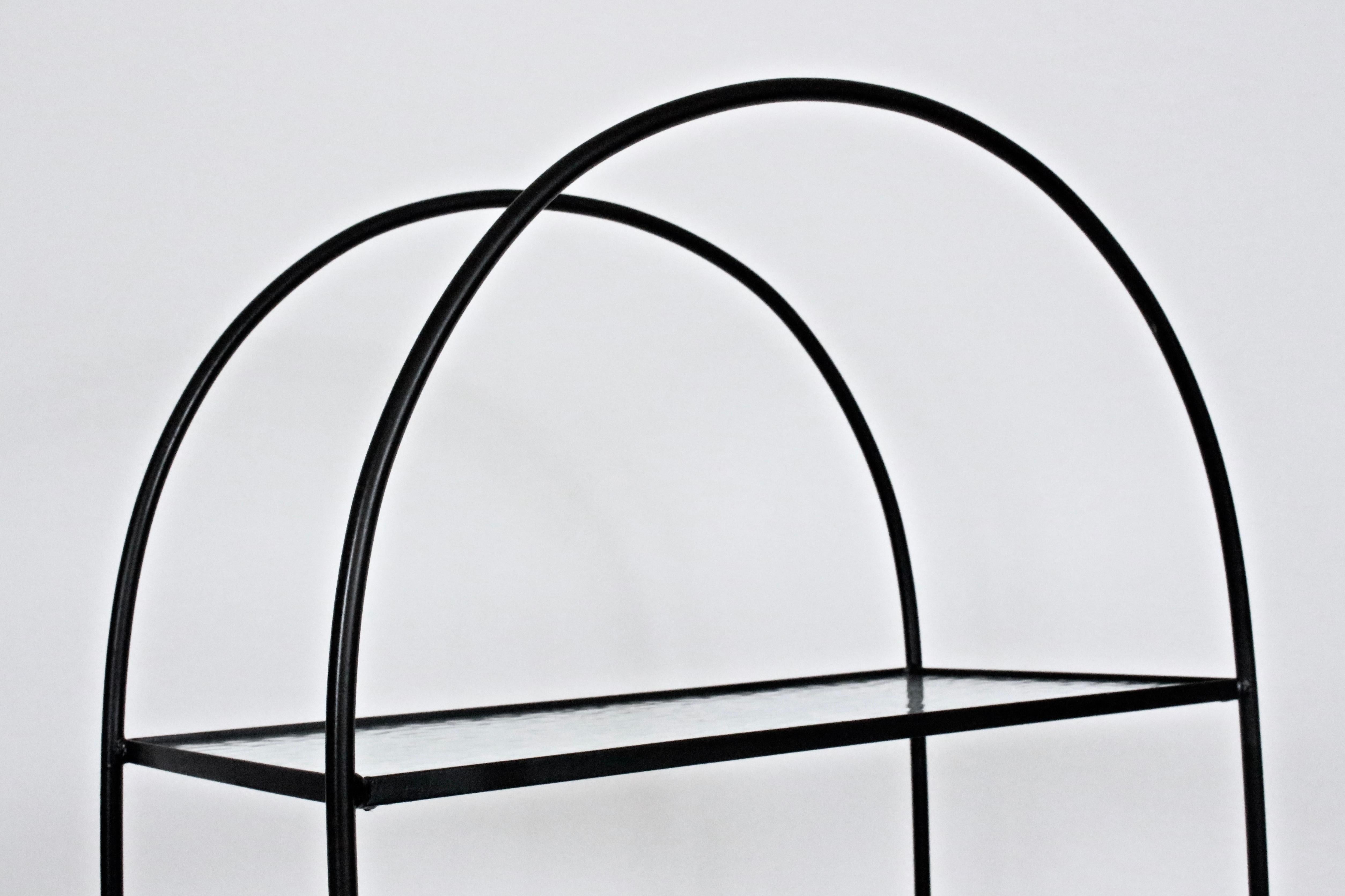 Russell Woodard Black Iron Étagère with Four Water Glass Shelves, 1950s For Sale 1
