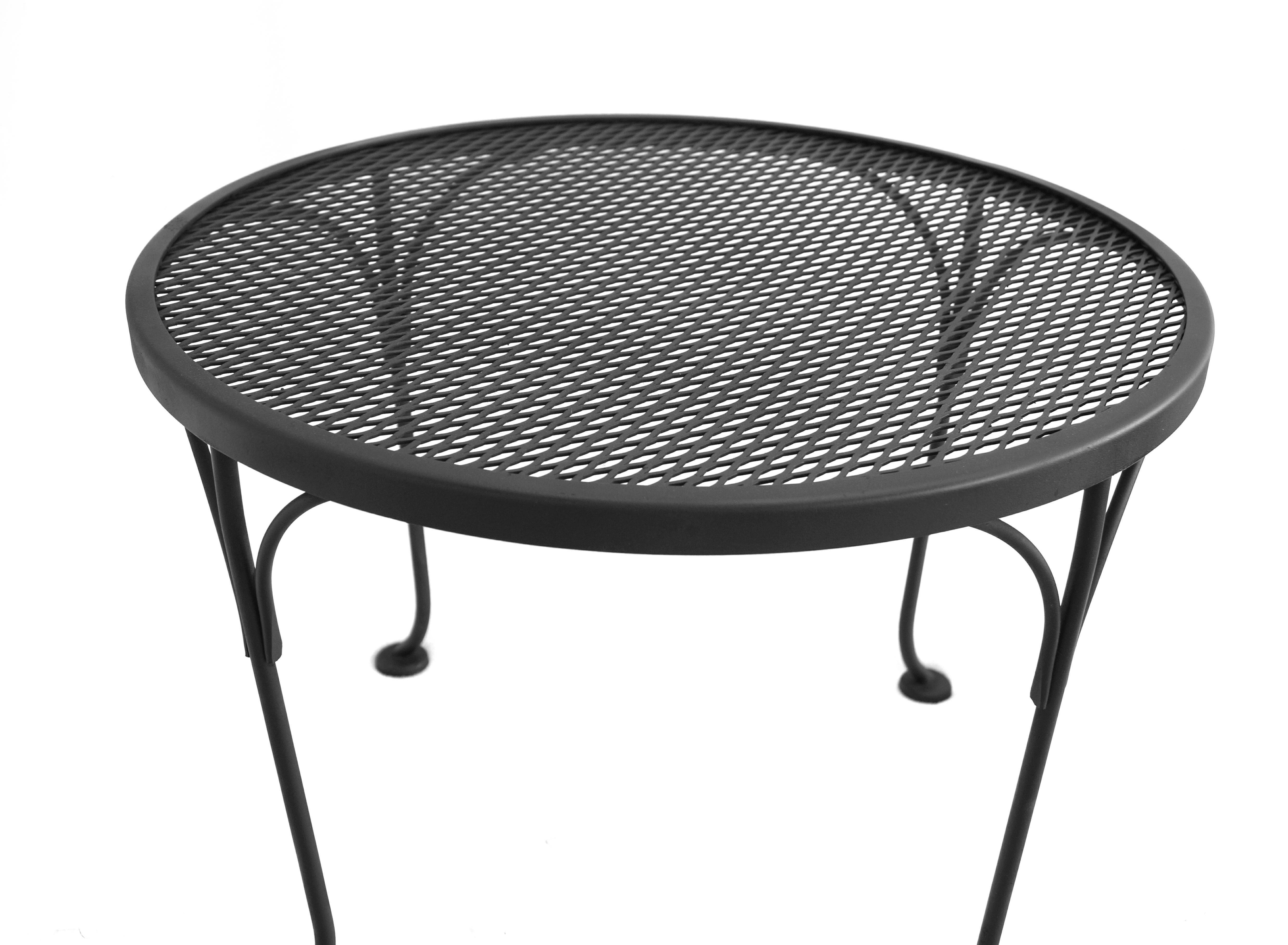Mid-Century Modern Table basse ou d'appoint ronde en fer forgé noir pour patio ou d'appoint Russell Woodard Furniture en vente