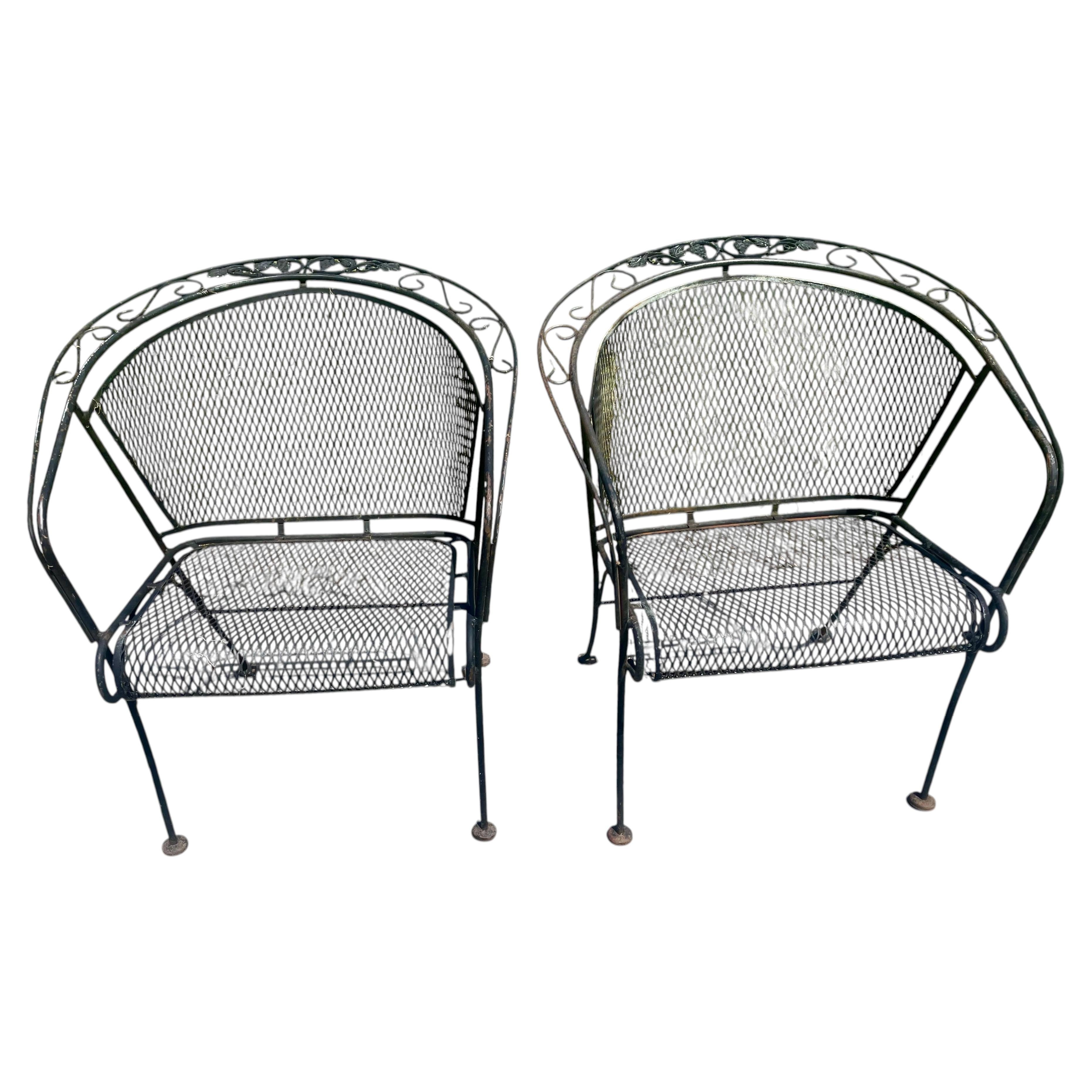 Paire de chaises Grapevine Woodard en fer forgé avec dossier en forme de tonneau