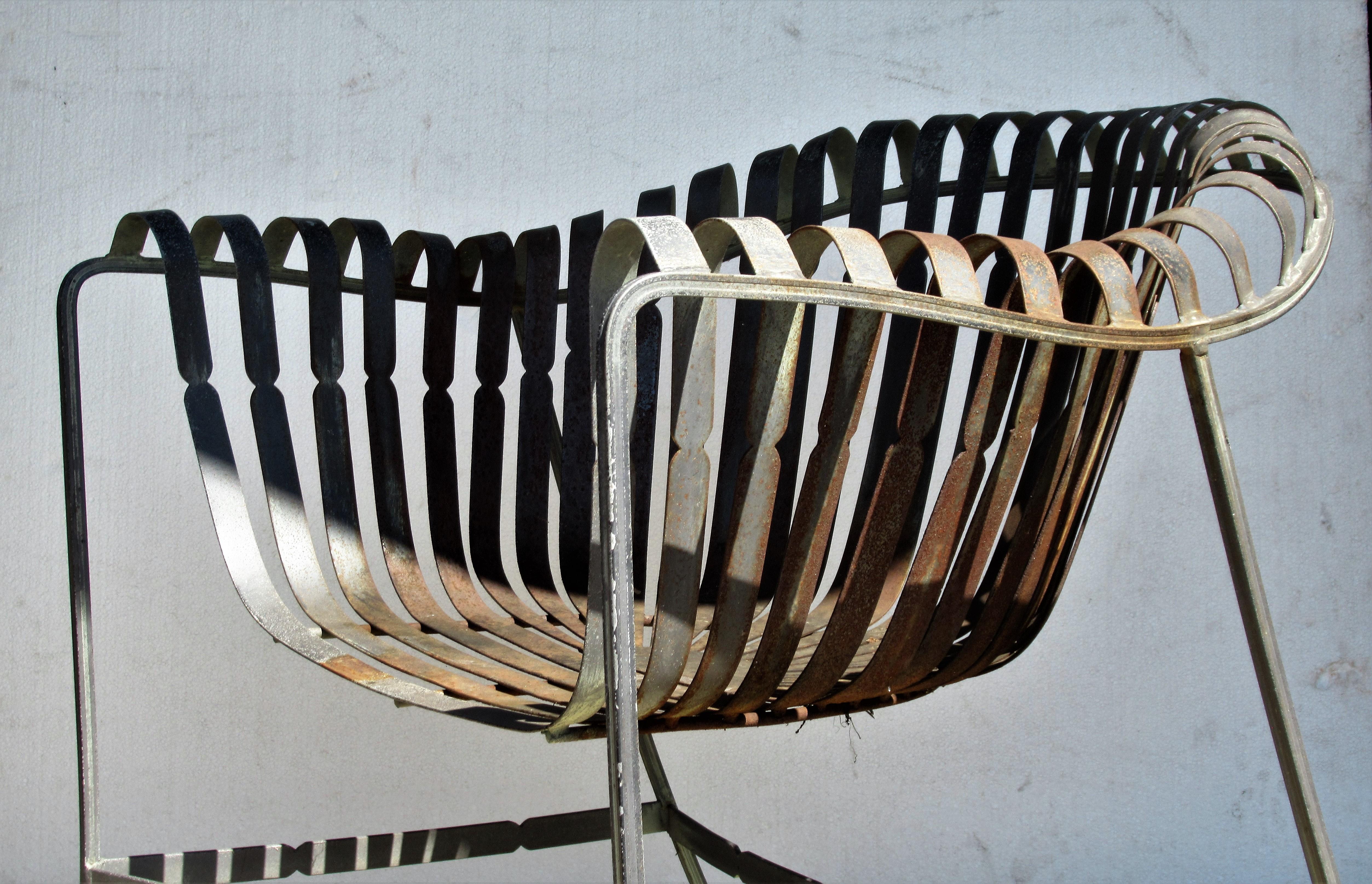 A wrought iron strap garden lounge chair with great sculptural form in beautifully aged original surface. Russell Woodard, circa 1950 - 1960. Look at all pictures and read condition report in comment section.