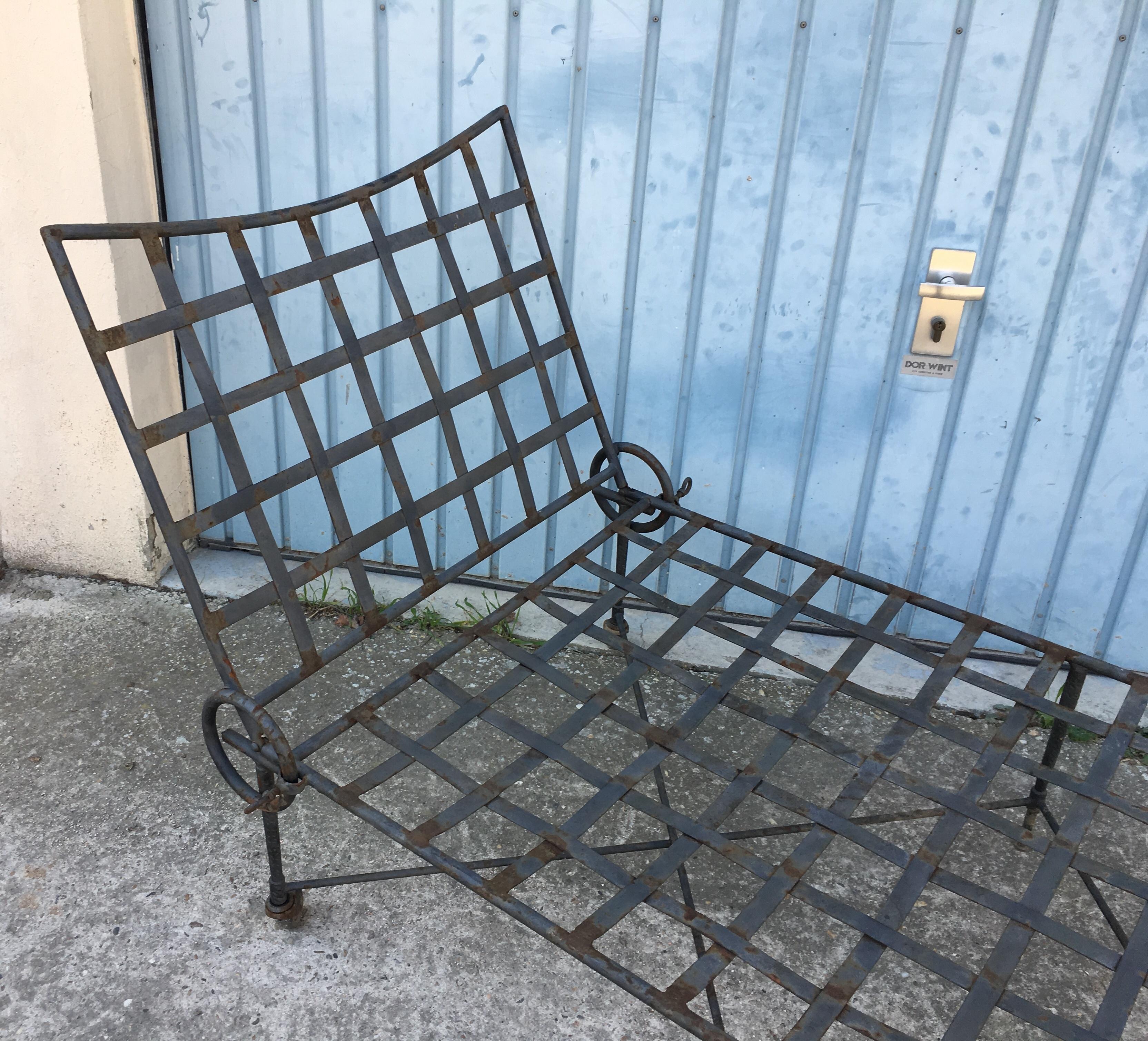A wonderfully generous sized adjustable outdoor iron Hollywood Regency chaise lounge designed by Mario Papperzini for John Salterini Co., Inc. 

Beautifully designed vintage garden furnishing made in the USA in the early 1900s. The quality is