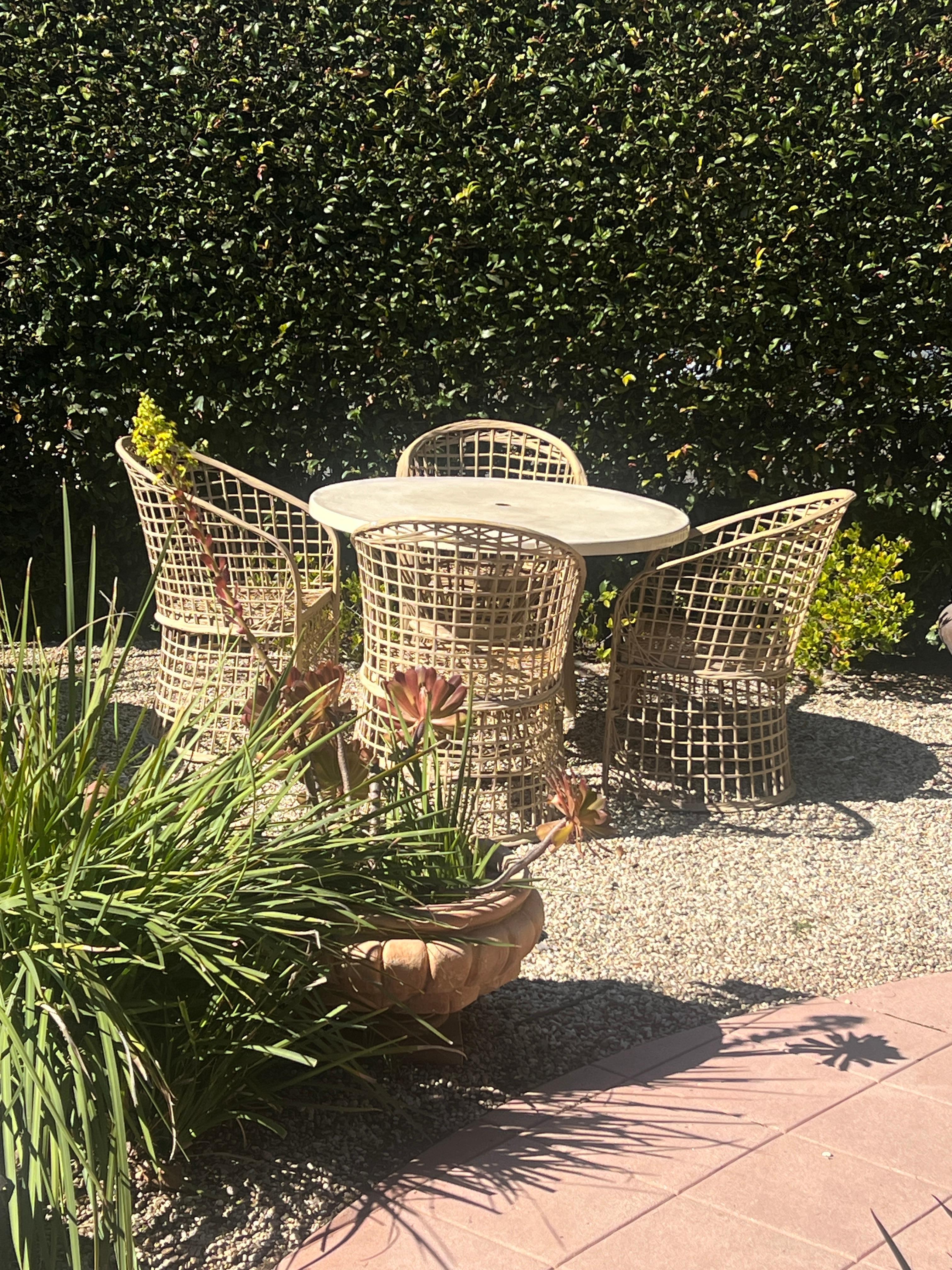 Russell Woodard Mid Century Modern Spun Fiberglass Chairs and Table In Good Condition For Sale In Los Angeles, CA