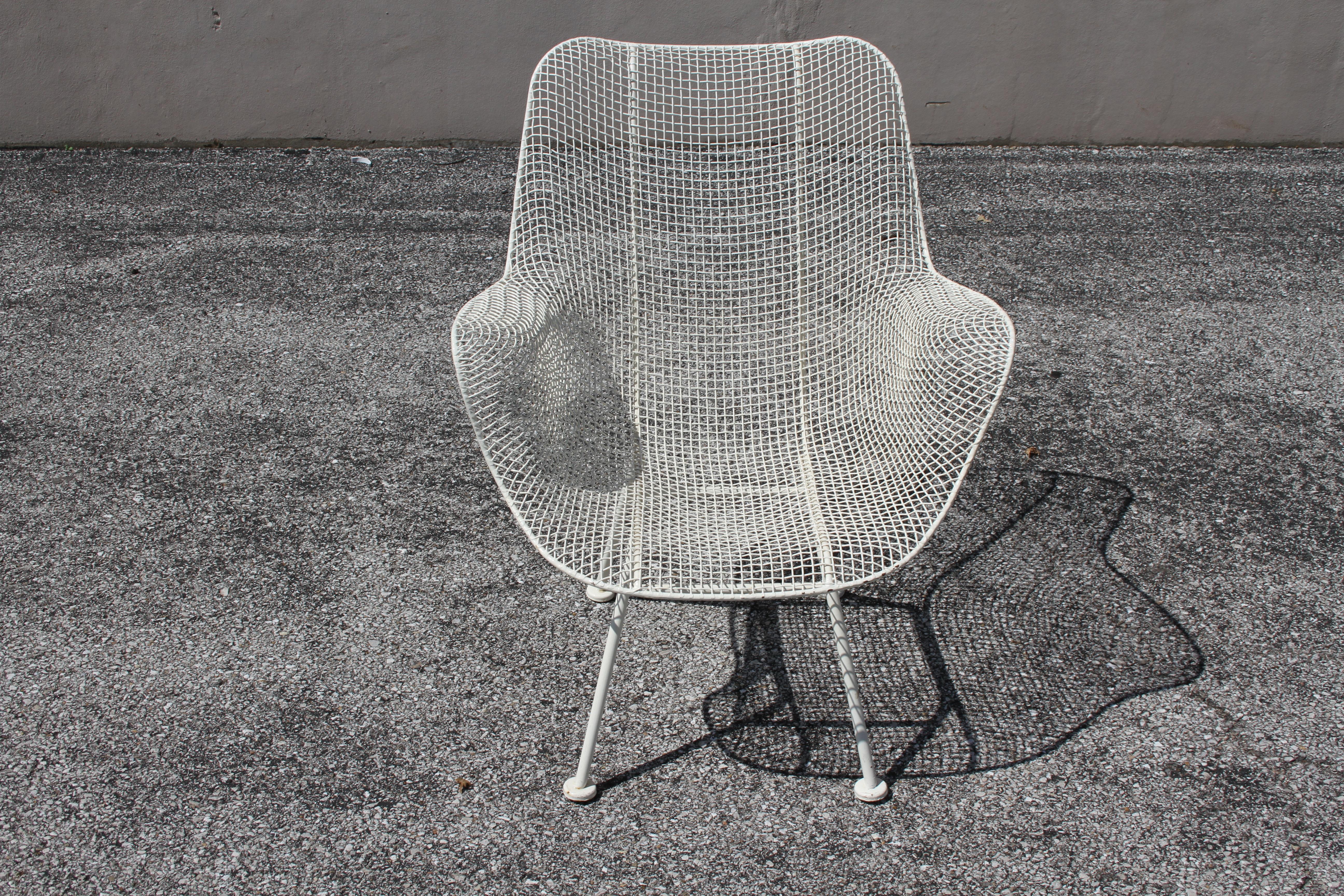 Russell Woodard Mid-Century Modern White Mesh Sculptura High Back Lounge Chair  In Good Condition For Sale In St. Louis, MO
