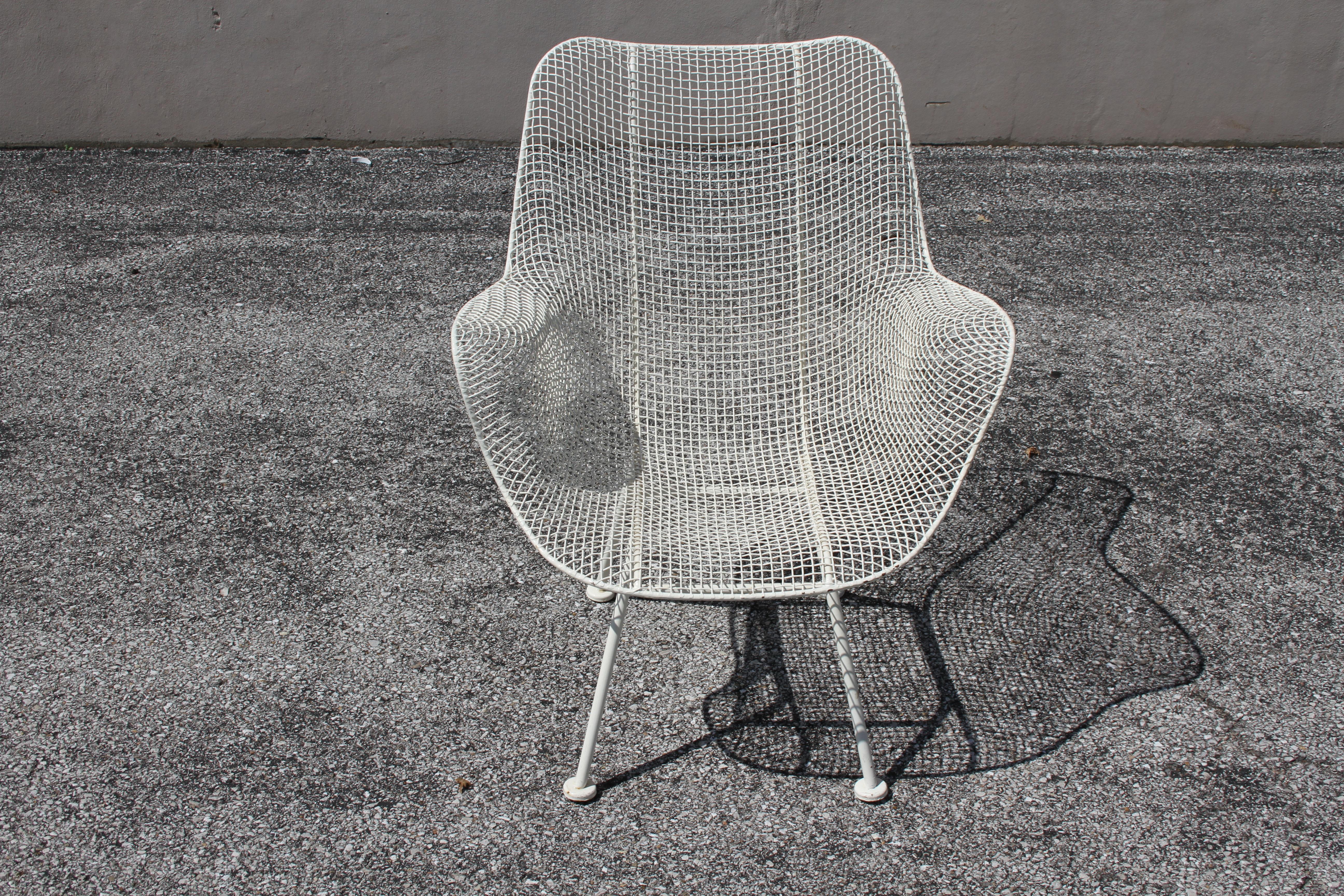 Russell Woodard Mid-Century Modern White Mesh Sculptura High Back Lounge Chair In Good Condition For Sale In St. Louis, MO
