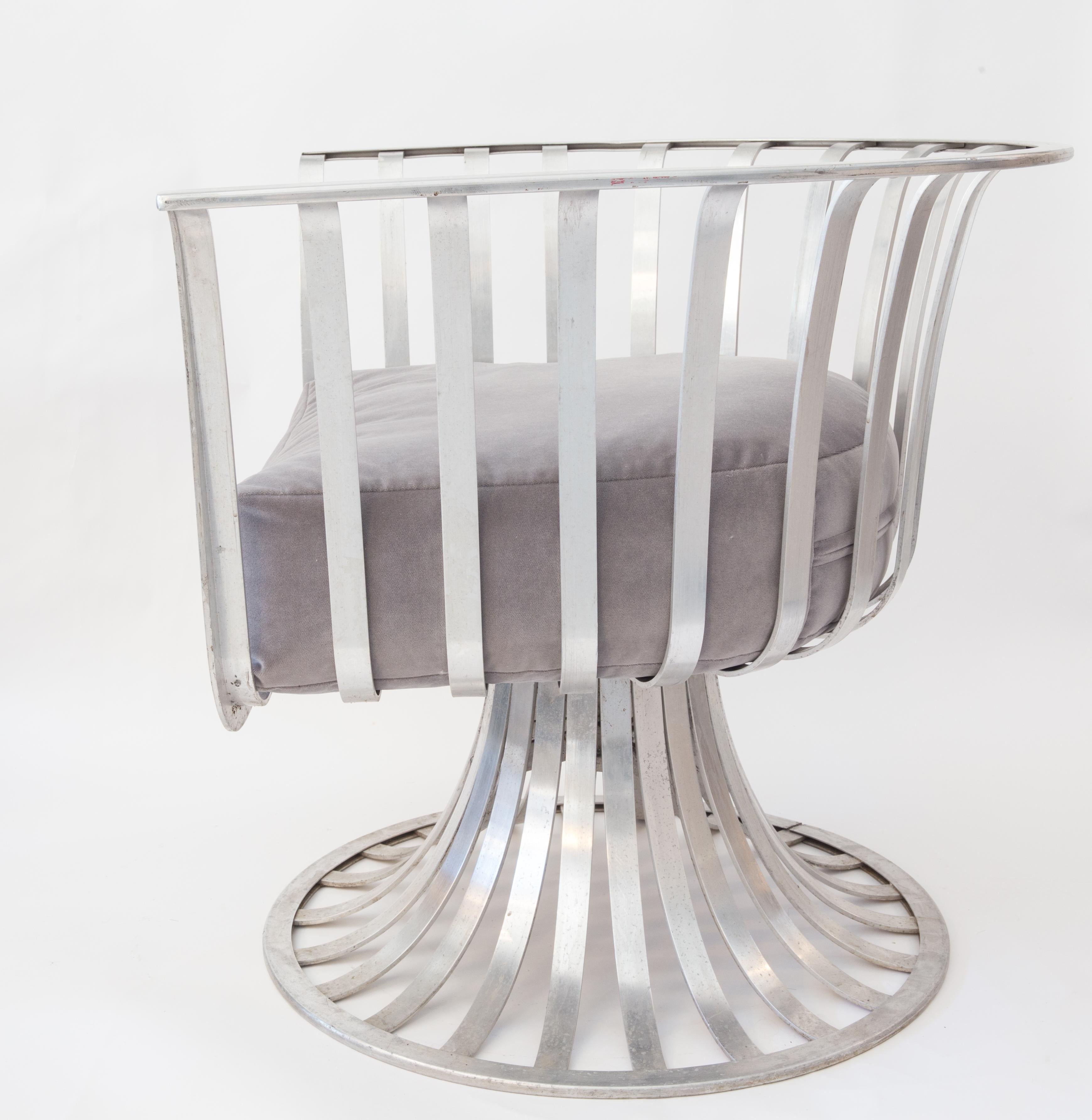 Russell Woodard Midcentury Pair of Polished Aluminum Swivel Armchairs In Good Condition In Kingston, NY