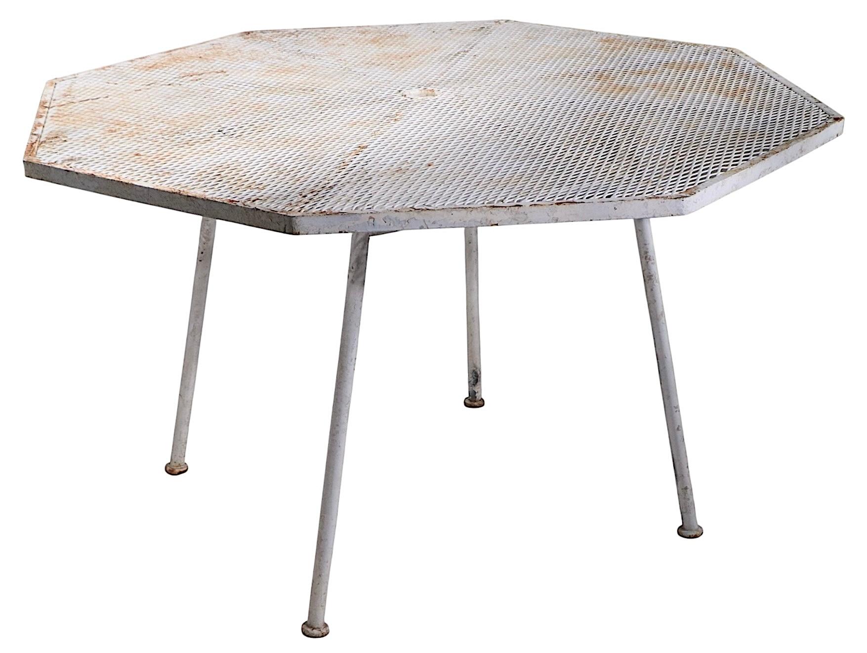 Achteckige Ikone aus der Mitte des Jahrhunderts für Garten, Innenhof und Pool  Esstisch aus Schmiedeeisen und Metallgitter. Entworfen von Russell Woodard, für die Woodard Furniture Company, als Teil ihrer klassischen Sculptura-Serie, um 1950.  
